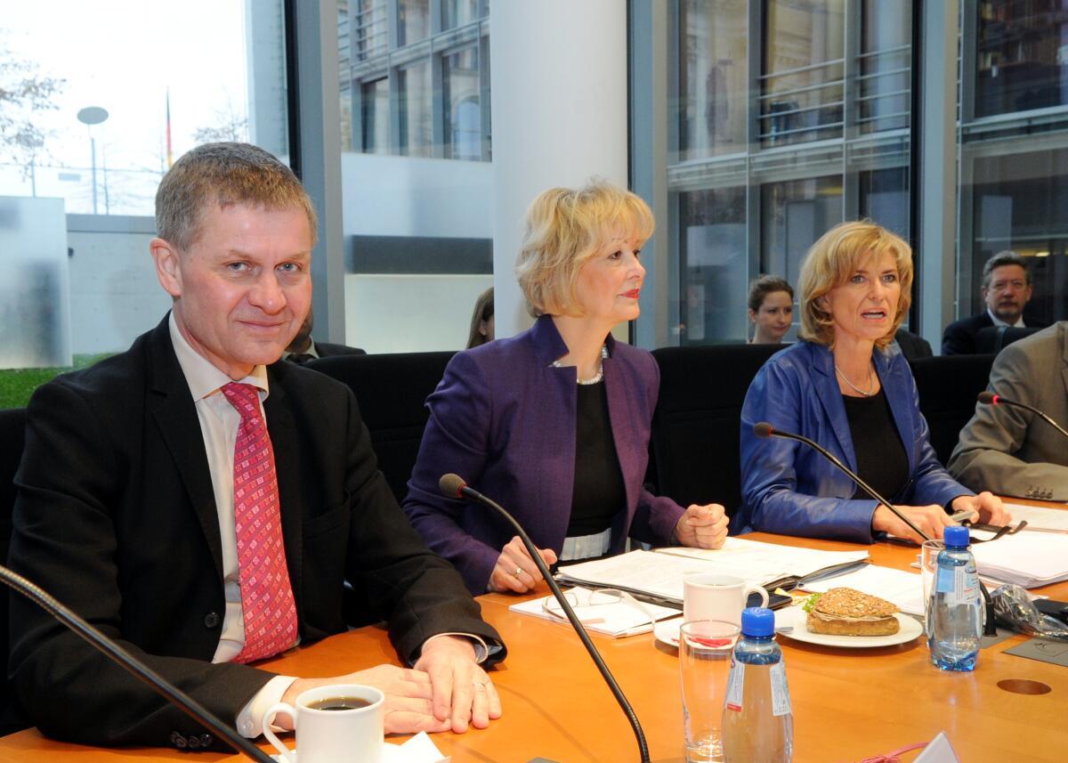 Erik Solheim, Vorsitzender OECD's Development Assistance Committee DAC, ist zu Gast im Ausschuss des Deutschen Bundestages für wirtschaftliche Zusammenarbeit und Entwicklung. Die Sitzung, an der auch die Parlamentarische Staatssekretärin Gudrun Kopp, (mitte), FDP, teilnimmt, wird von der Vorsitzenden des Ausschusses, Dagmar G. Wöhrl, (re), CDU/CSU, geleitet. Wöhrl, Dagmar G.; Kopp, Gudrun; Solheim, Erik Erik Solheim, Vorsitzender OECD's Development Assistance Committee DAC, ist zu Gast im Ausschuss des Deutschen Bundestages für wirtschaftliche Zusammenarbeit und Entwicklung. Die Sitzung, an der auch die Parlamentarische Staatssekretärin Gudrun Kopp, (mitte), FDP, teilnimmt, wird von der Vorsitzenden des Ausschusses, Dagmar G. Wöhrl, (re), CDU/CSU, geleitet.