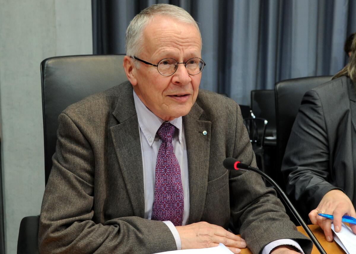 Koenigs, Tom Der Ausschuss des Deutschen Bundestages für Menschenrechte und humanitäe Hilfe hat unter der Leitung seines Vorsitzenden Tom Koenigs, (hier im Bild), Bündnis 90/Die Grünen, und mit Beteiligung von Sachverständigen eine Öffentliche Anhörung zum Thema "Terrorismusbekämpfung und Menschenrechte".; Mikro, Mikrofon.