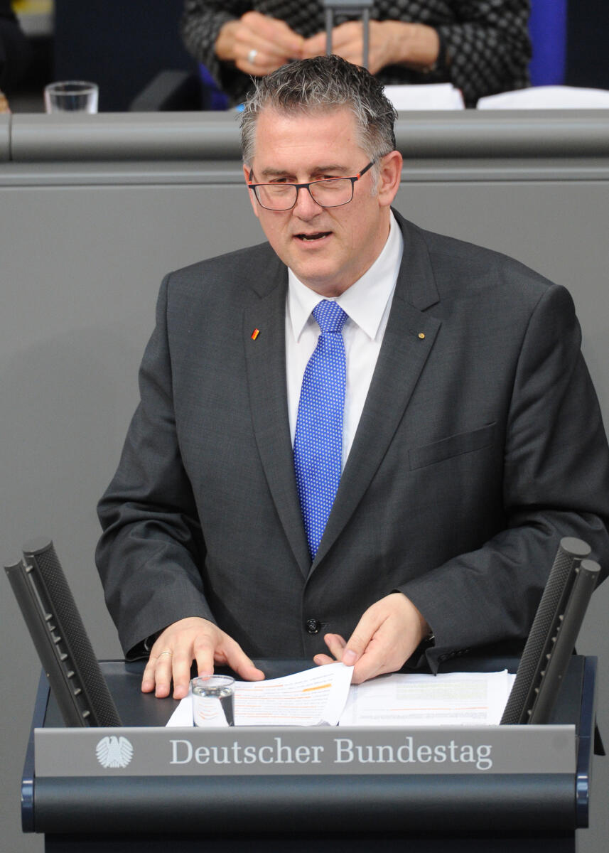 Michael Donth, CDU/CSU, Bundestagsabgeordneter, Abgeordneter, Mitglied Deutscher Bundestag, MdB, Rede, 228. Sitzung, Top 6, Thema: Öffentlicher Personennahverkehr, Redner 2.; Rednerpult. Donth, Michael Michael Donth, CDU/CSU, Bundestagsabgeordneter, Abgeordneter, Mitglied Deutscher Bundestag, MdB, Rede, 228. Sitzung, Top 6, Thema: Öffentlicher Personennahverkehr, Redner 2.; Rednerpult.