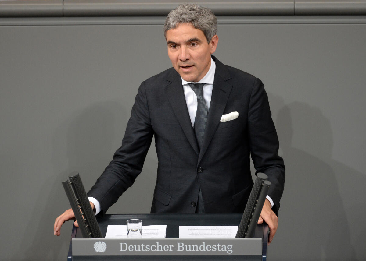 Dr. Stephan Harbarth, CDU/CSU, Bundestagsabgeordneter, Abgeordneter, Mitglied Deutscher Bundestag, MdB, Rede, 240. Sitzung, Top 10, Thema: Änderung des Grundgesetzes (Parteienfinanzierung).; Rednerpult. Harbarth, Stephan Dr. Stephan Harbarth, CDU/CSU, Bundestagsabgeordneter, Abgeordneter, Mitglied Deutscher Bundestag, MdB, Rede, 240. Sitzung, Top 10, Thema: Änderung des Grundgesetzes (Parteienfinanzierung).; Rednerpult.