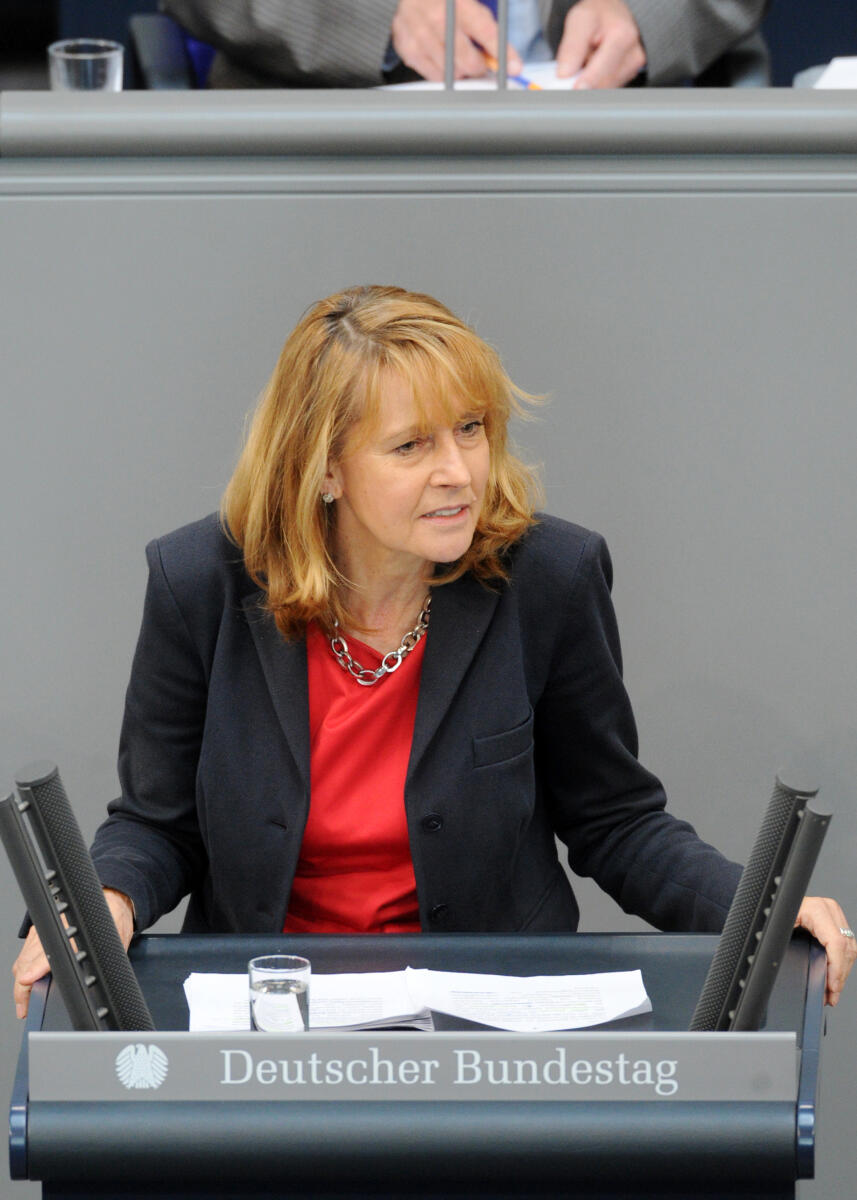 Dr. h. c. Edelgard Bulmahn, SPD, Bundestagsabgeordnete, Abgeordnete, Mitglied Deutscher Bundestag, MdB, Rede, 239. Sitzung, Top 3, Thema: Bericht des Expertenkreises Antisemitismus, Redner 3.; Rednerpult. Bulmahn, Edelgard Dr. h. c. Edelgard Bulmahn, SPD, Bundestagsabgeordnete, Abgeordnete, Mitglied Deutscher Bundestag, MdB, Rede, 239. Sitzung, Top 3, Thema: Bericht des Expertenkreises Antisemitismus, Redner 3.; Rednerpult.