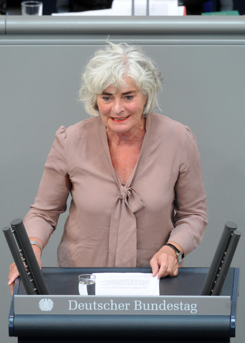 Petra Crone, SPD, Bundestagsabgeordnete, Abgeordnete, Mitglied Deutscher Bundestag, MdB, Rede,; 240. Sitzung, Top 7, Thema: Reform der Pflegeberufe, Redner 11.; Rednerpult. Crone, Petra Petra Crone, SPD, Bundestagsabgeordnete, Abgeordnete, Mitglied Deutscher Bundestag, MdB, Rede,; 240. Sitzung, Top 7, Thema: Reform der Pflegeberufe, Redner 11.; Rednerpult.