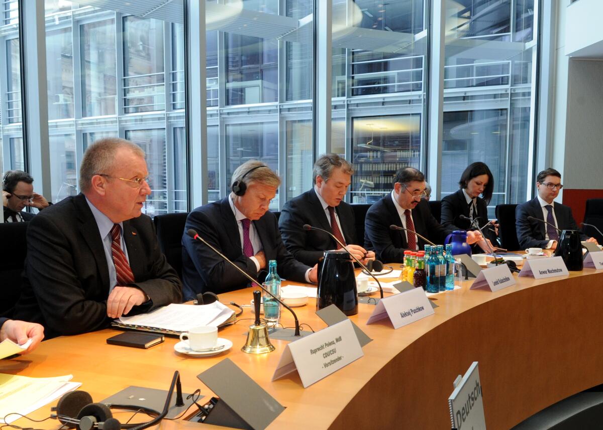 Polenz, Ruprecht Unter der Leitung seines Vorsitzenden Ruprecht Polenz, (li), CDU/CSU, hat der Auswärtige Ausschuss des Deutschen Bundestages eine gemeinsame Ausschusssitzung mit dem Ausschuss für Auswärtige Angelegenheiten der Staatsduma der Russischen Förderation.; Übersicht.