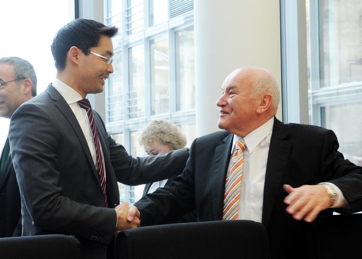 Hinsken, Ernst; Rösler, Philipp Dr. Philipp Rösler, (li), FDP, Bundesminister für Wirtschaft und Technologie, ist zu Gast im Ausschuss des Deutschen Bundestags für Wirtschaft und Technologie. Die Sitzung wird vom Vorsitzenden des Auschusses, Ernst Hinsken, (re), CDU/CSU, geleitet.