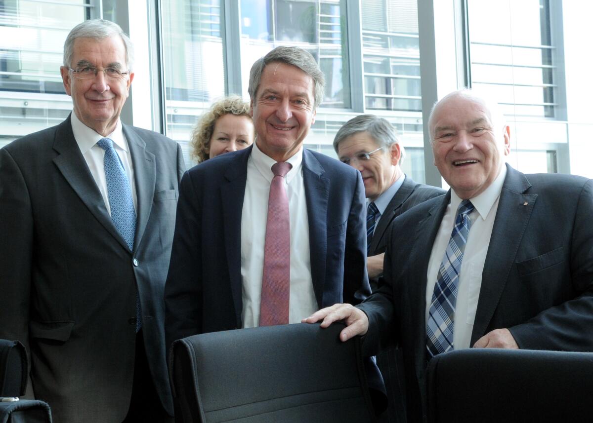 Dr. Ulrich Schröder, (mitte), Vorstandsvorsitzender der KfW, ist zu Gast im Ausschuss des Deutschen Bundestages für Wirtschaft und Technologie. Die Sitzung wird vom Vorsitzenden Ernst Hinsken, (re), CDU/CSU, geleitet. Links der Parlamentarische Staatssekretär Ernst Burgbacher, FDP. Hinsken, Ernst; Schröder, Ulrich; Burgbacher, Ernst Dr. Ulrich Schröder, (mitte), Vorstandsvorsitzender der KfW, ist zu Gast im Ausschuss des Deutschen Bundestages für Wirtschaft und Technologie. Die Sitzung wird vom Vorsitzenden Ernst Hinsken, (re), CDU/CSU, geleitet. Links der Parlamentarische Staatssekretär Ernst Burgbacher, FDP.