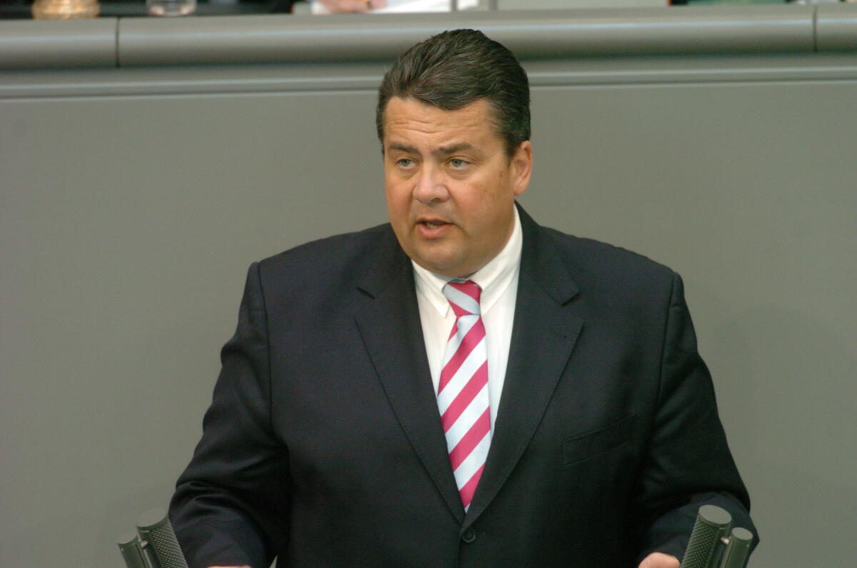 Bundesumweltminister Sigmar Gabriel am Rednerpult des Plenarsaales am 26.04.2007. Regierungserklärung zum Tagesordnungspunkt 4 "Klimapolitik" Gabriel, Sigmar Bundesumweltminister Sigmar Gabriel am Rednerpult des Plenarsaales am 26.04.2007. Regierungserklärung zum Tagesordnungspunkt 4 "Klimapolitik"