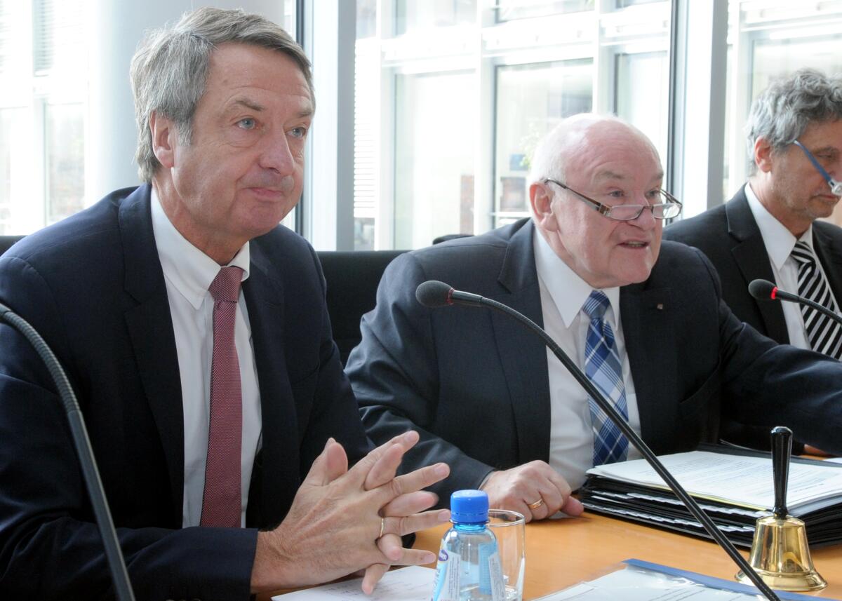 Dr. Ulrich Schröder, (li), Vorstandsvorsitzender der KfW, ist zu Gast im Ausschuss des Deutschen Bundestages für Wirtschaft und Technologie. Die Sitzung wird vom Vorsitzenden Ernst Hinsken, (re), CDU/CSU, geleitet. Hinsken, Ernst; Schröder, Ulrich Dr. Ulrich Schröder, (li), Vorstandsvorsitzender der KfW, ist zu Gast im Ausschuss des Deutschen Bundestages für Wirtschaft und Technologie. Die Sitzung wird vom Vorsitzenden Ernst Hinsken, (re), CDU/CSU, geleitet.