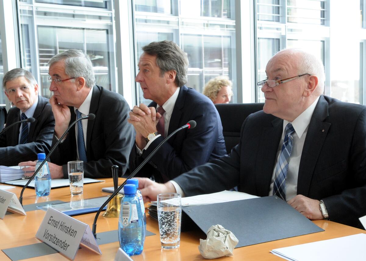 Dr. Ulrich Schröder, (2.v.re), Vorstandsvorsitzender der KfW, ist zu Gast im Ausschuss des Deutschen Bundestages für Wirtschaft und Technologie. Die Sitzung wird vom Vorsitzenden Ernst Hinsken, (re), CDU/CSU, geleitet. Links der Parlamentarische Staatssekretär Ernst Burgbacher, FDP. Hinsken, Ernst; Schröder, Ulrich; Burgbacher, Ernst Dr. Ulrich Schröder, (2.v.re), Vorstandsvorsitzender der KfW, ist zu Gast im Ausschuss des Deutschen Bundestages für Wirtschaft und Technologie. Die Sitzung wird vom Vorsitzenden Ernst Hinsken, (re), CDU/CSU, geleitet. Links der Parlamentarische Staatssekretär Ernst Burgbacher, FDP.