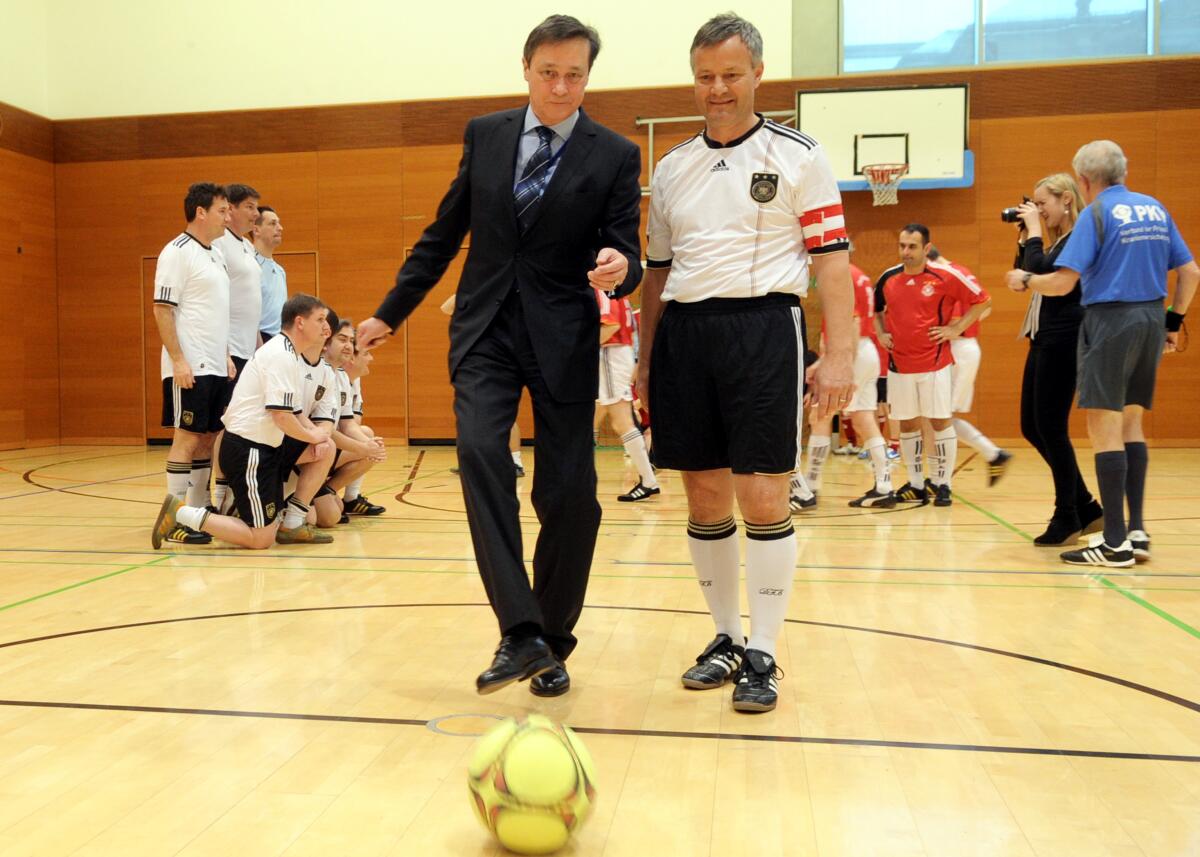 Staatssekretär Dr. Horst Risse, (li), Direktor beim Deutschen Bundestag, und der Kapitän des FC Bundestag, Klaus Riegert, (re), CDU/CSU, Mitglied Deutscher Bundestag, eröffnen das 10. Benefiz Hallenfussballturnier des Deutschen Bundestages. Der FC Bundestag tritt beim Jubiläums-Fussballturnier mit zwei Mannschaften gegen 10 weitere Teams an. Der Erlös der Veranstaltung ist für humanitäre Hilfsprojekte bestimmt, und kommt unter anderem dem Verein ARCHEMED - Ärzte für Kinder in Not e. V. zugute. Risse, Horst; Riegert, Klaus Staatssekretär Dr. Horst Risse, (li), Direktor beim Deutschen Bundestag, und der Kapitän des FC Bundestag, Klaus Riegert, (re), CDU/CSU, Mitglied Deutscher Bundestag, eröffnen das 10. Benefiz Hallenfussballturnier des Deutschen Bundestages. Der FC Bundestag tritt beim Jubiläums-Fussballturnier mit zwei Mannschaften gegen 10 weitere Teams an. Der Erlös der Veranstaltung ist für humanitäre Hilfsprojekte bestimmt, und kommt unter anderem dem Verein ARCHEMED - Ärzte für Kinder in Not e. V. zugute.