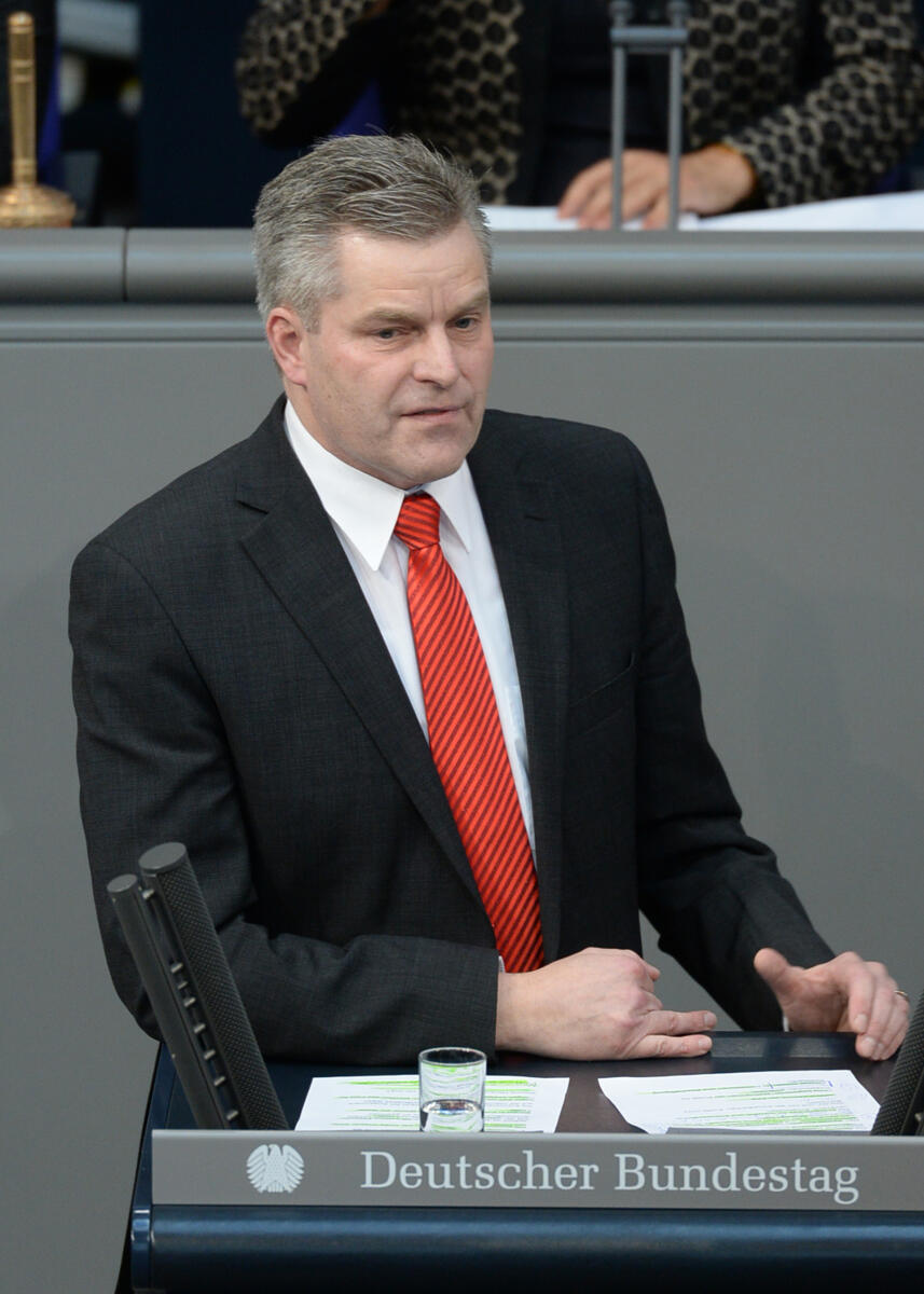 Dirk Becker, SPD, Bundestagsabgeordneter, Abgeordneter, Mitglied Deutscher Bundestag, MdB, Rede, 82. Sitzung, Top 3, Thema: Regierungserklärung - Investieren in Deutschlands und Europas Zukunft, Redner 11.; Rednerpult. Becker, Dirk Dirk Becker, SPD, Bundestagsabgeordneter, Abgeordneter, Mitglied Deutscher Bundestag, MdB, Rede, 82. Sitzung, Top 3, Thema: Regierungserklärung - Investieren in Deutschlands und Europas Zukunft, Redner 11.; Rednerpult.