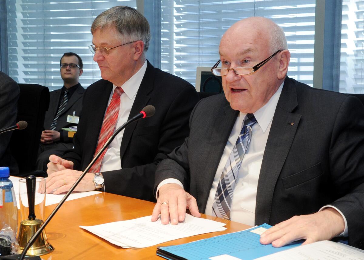 Hinsken, Ernst; Hintze, Peter Der Ausschuss des Deutschen Bundestages für Wirtschaft und Technolgie hat unter der Leitung seines Vorsitzenden Ernst Hinsken, (re), CDU/CSU, mit Beteiligung von Sachverständigen eine Anhörung zum Thema "Entwurf eines Gesetzes zu dem Handelsabkommen vom 26. Juni 2012 zwischen der Europäischen Union und ihren Mitgliedstaaten einerseits sowie Kolumbien und Peru andererseits". An der Sitzung nimmt auch der Botschafter aus Peru, José Antonio Meier, teil. Links der Parlamentarische Staatssekretär Peter Hintze, CDU/CSU.