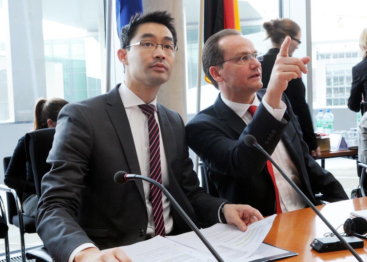 Dr. Philipp Rösler, (li), FDP, Bundesminister für Wirtschaft und Forschung, ist zu Gast im Ausschuss des Deutschen Bundestages für die Angelegenheiten der Europäischen Union. Die Sitzung wird vom Vorsitzenden des Ausschusses, Gunther Krichbaum, (re), CDU/CSU, geleitet.; Geste, Gestik, Fahne, Fahnen. Krichbaum, Gunther; Rösler, Philipp Dr. Philipp Rösler, (li), FDP, Bundesminister für Wirtschaft und Forschung, ist zu Gast im Ausschuss des Deutschen Bundestages für die Angelegenheiten der Europäischen Union. Die Sitzung wird vom Vorsitzenden des Ausschusses, Gunther Krichbaum, (re), CDU/CSU, geleitet.; Geste, Gestik, Fahne, Fahnen.