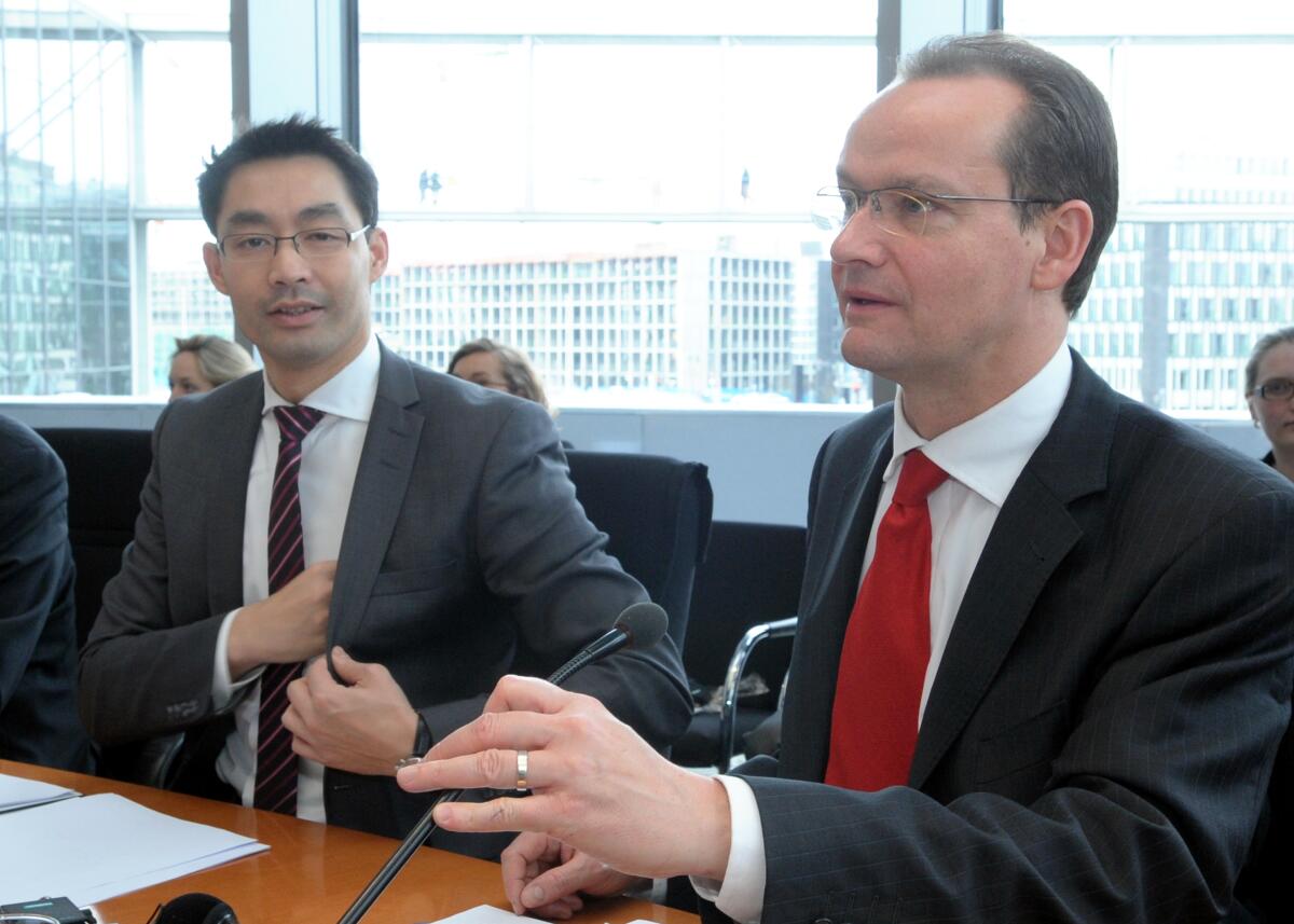 Krichbaum, Gunther; Rösler, Philipp Dr. Philipp Rösler, (li), FDP, Bundesminister für Wirtschaft und Forschung, ist zu Gast im Ausschuss des Deutschen Bundestages für die Angelegenheiten der Europäischen Union. Die Sitzung wird vom Vorsitzenden des Ausschusses, Gunther Krichbaum, (re), CDU/CSU, geleitet.; Geste, Gestik.