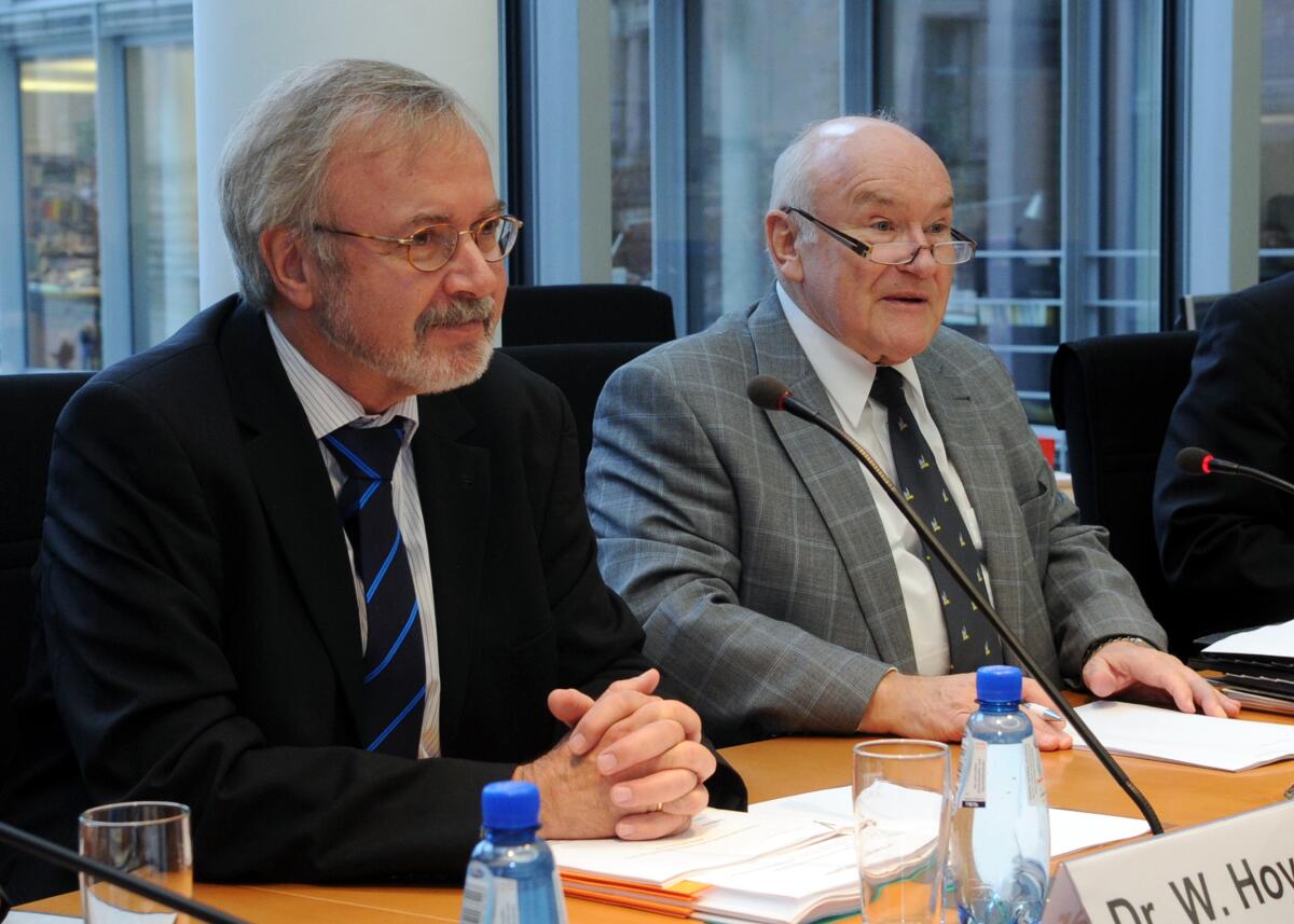 Hinsken, Ernst; Hoyer, Werner Dr. Werner Hoyer, (li), Präsident der Europäischen Investitionsbank, ist zu einem Gespräch zu Gast in der 86. Ausschusssitzung des Ausschusses des Deutschen Bundestages für Wirtschaft und Technologie. Ernst. Hinsken, (re), CDU/CSU, Vorsitzender des Ausschusses, leitet die Sitzung.