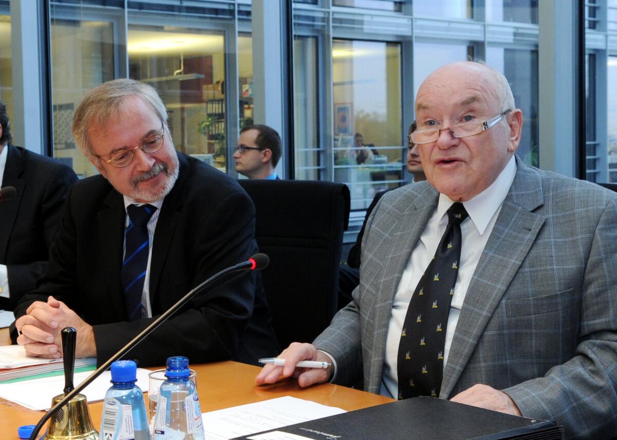 Hinsken, Ernst; Hoyer, Werner Dr. Werner Hoyer, (li), Präsident der Europäischen Investitionsbank, ist zu einem Gespräch zu Gast in der 86. Ausschusssitzung des Ausschusses des Deutschen Bundestages für Wirtschaft und Technologie. Ernst. Hinsken, (re), CDU/CSU, Vorsitzender des Ausschusses, leitet die Sitzung.