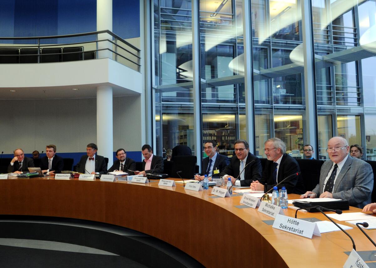 Dr. Werner Hoyer, (2.v.re), Präsident der Europäischen Investitionsbank, ist zu einem Gespräch zu Gast in der 86. Ausschusssitzung des Ausschusses des Deutschen Bundestages für Wirtschaft und Technologie. Ernst. Hinsken, (re), CDU/CSU, Vorsitzender des Ausschusses, leitet die Sitzung.; Übersicht. Hinsken, Ernst; Hoyer, Werner Dr. Werner Hoyer, (2.v.re), Präsident der Europäischen Investitionsbank, ist zu einem Gespräch zu Gast in der 86. Ausschusssitzung des Ausschusses des Deutschen Bundestages für Wirtschaft und Technologie. Ernst. Hinsken, (re), CDU/CSU, Vorsitzender des Ausschusses, leitet die Sitzung.; Übersicht.