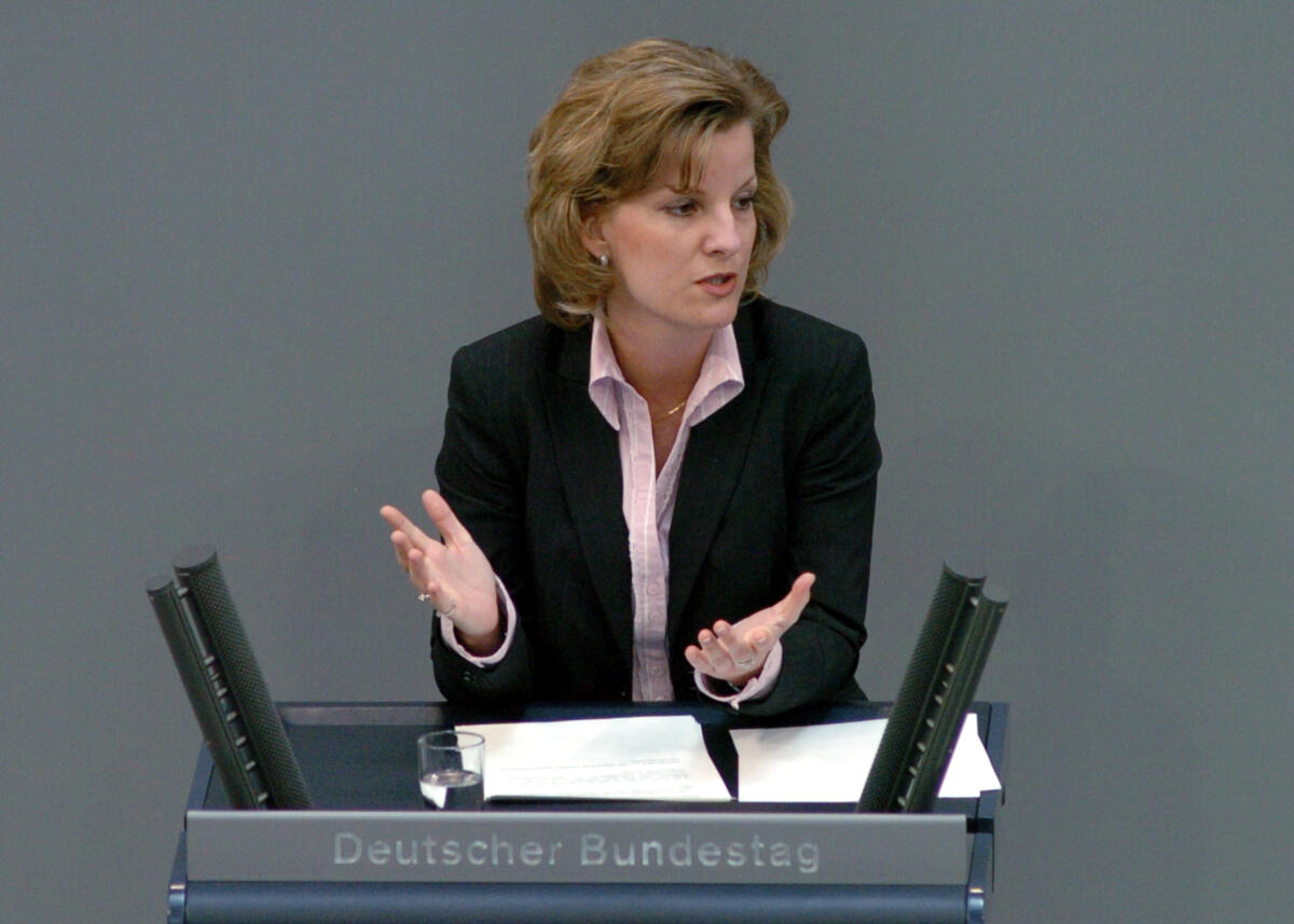 Daniela Raab, CDU/CSU, Bundestagsabgeordnete, Abgeordnete, Mitglied des Deutschen Bundestages, MdB, Rede, Deutscher Bundestag, 91. Sitzung, TOP 3, Thema: Patientenverfügungen.; Rednerpult. Raab, Daniela Daniela Raab, CDU/CSU, Bundestagsabgeordnete, Abgeordnete, Mitglied des Deutschen Bundestages, MdB, Rede, Deutscher Bundestag, 91. Sitzung, TOP 3, Thema: Patientenverfügungen.; Rednerpult.