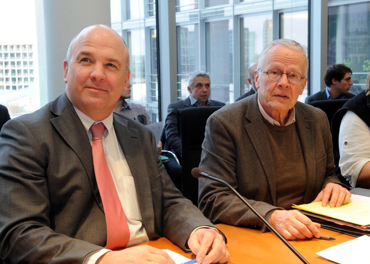 Koenigs, Tom; Muiznieks, Nils Nils Muiznieks, (li), Menschenrechtskommissar des Europäischen Rates ist zu Gast im Ausschuss des Deutschen Bundestages für Menschenrechte und humanitäre Hilfe. Die Sitzung wird vom Vorsitzenden des Ausschusses, Tom Koenigs, (re), Bündnis 90/Die Grünen, geleitet.