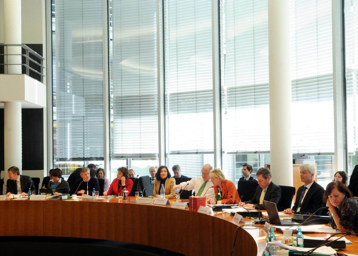  Dr. Peter Altmaier, Bundesminister für Umwelt, Naturschutz und Reaktorsicherheit ist zu Gast im gleichnamigen Ausschuss des Deutschen Bundestages. Die Sitzung wird von der Vorsitzenden Eva Bulling-Schröter, DIE LINKE, geleitet.; Übersicht.