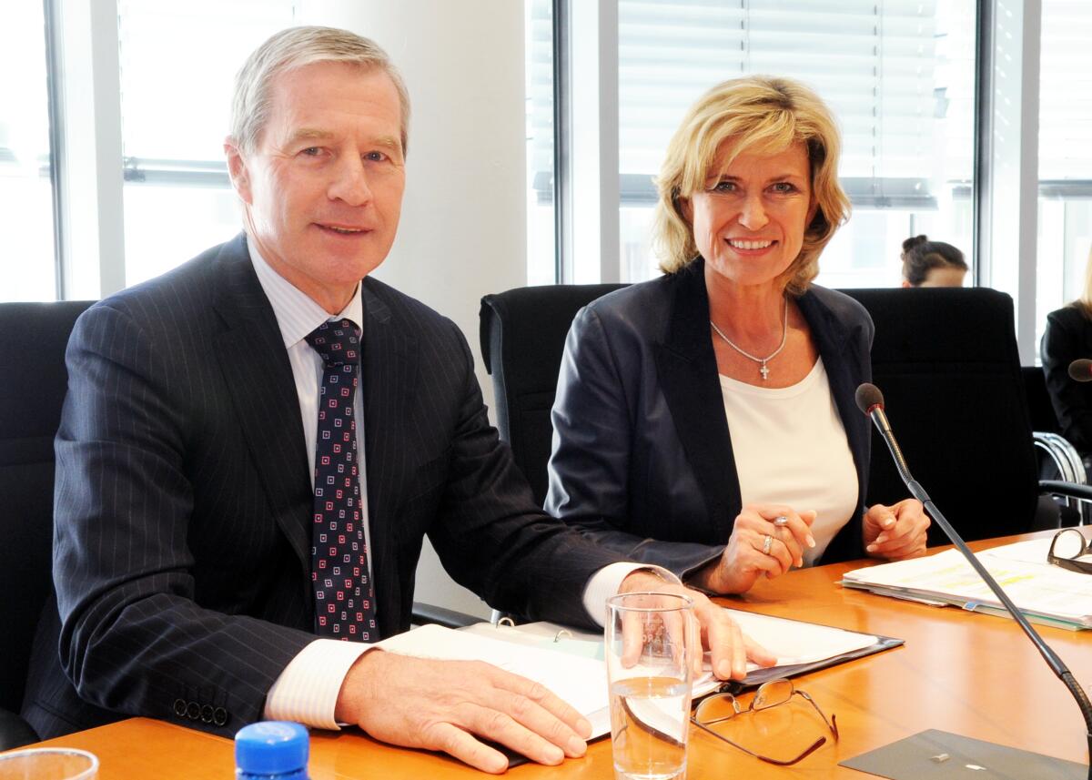 Wöhrl, Dagmar G.; Fitschen, Jürgen Jürgen Fitschen, (hier im Bild), Ko-Vorsitzender des Vorstandes der Deutschen Bank AG, und Thilo Bode, Geschäftsführer Foodwatch, sind zu Gast im Ausschuss des Deutschen Bundestages für wirtschaftliche Zusammenarbeit und Entwicklung. Die Sitzung wird von der Vorsitzenden Dagmar G. Wöhrl, CDU/CSU, geleitet.