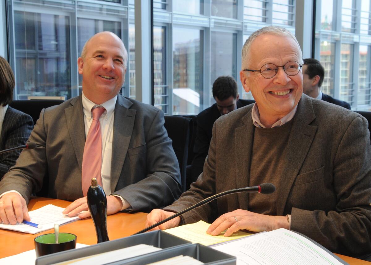 Nils Muiznieks, (li), Menschenrechtskommissar des Europäischen Rates ist zu Gast im Ausschuss des Deutschen Bundestages für Menschenrechte und humanitäre Hilfe. Die Sitzung wird vom Vorsitzenden des Ausschusses, Tom Koenigs, (re), Bündnis 90/Die Grünen, geleitet. Koenigs, Tom; Muiznieks, Nils Nils Muiznieks, (li), Menschenrechtskommissar des Europäischen Rates ist zu Gast im Ausschuss des Deutschen Bundestages für Menschenrechte und humanitäre Hilfe. Die Sitzung wird vom Vorsitzenden des Ausschusses, Tom Koenigs, (re), Bündnis 90/Die Grünen, geleitet.