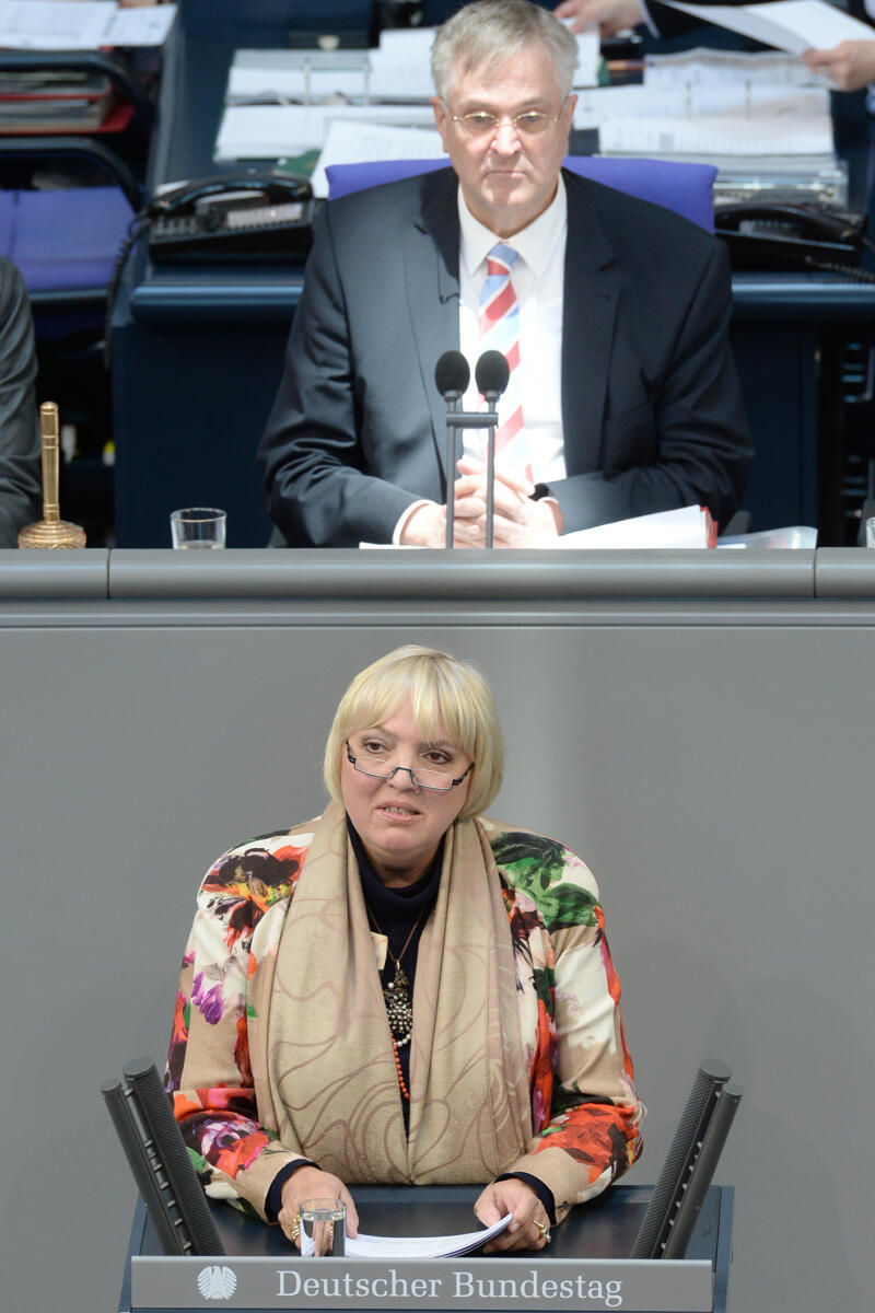 Claudia Roth, Bündnis 90/Die Grünen, Bundestagsabgeordnete, Abgeordnete, Mitglied Deutscher Bundestag, MdB, Rede, 88. Sitzung, Top 4, Thema: UN-Nachhaltigkeitsziele, Vorsitz: Bundestagsvizepräsident Peter Hintze, CDU/CSU.; Rednerpult. Roth, Claudia; Hintze, Peter Claudia Roth, Bündnis 90/Die Grünen, Bundestagsabgeordnete, Abgeordnete, Mitglied Deutscher Bundestag, MdB, Rede, 88. Sitzung, Top 4, Thema: UN-Nachhaltigkeitsziele, Vorsitz: Bundestagsvizepräsident Peter Hintze, CDU/CSU.; Rednerpult.