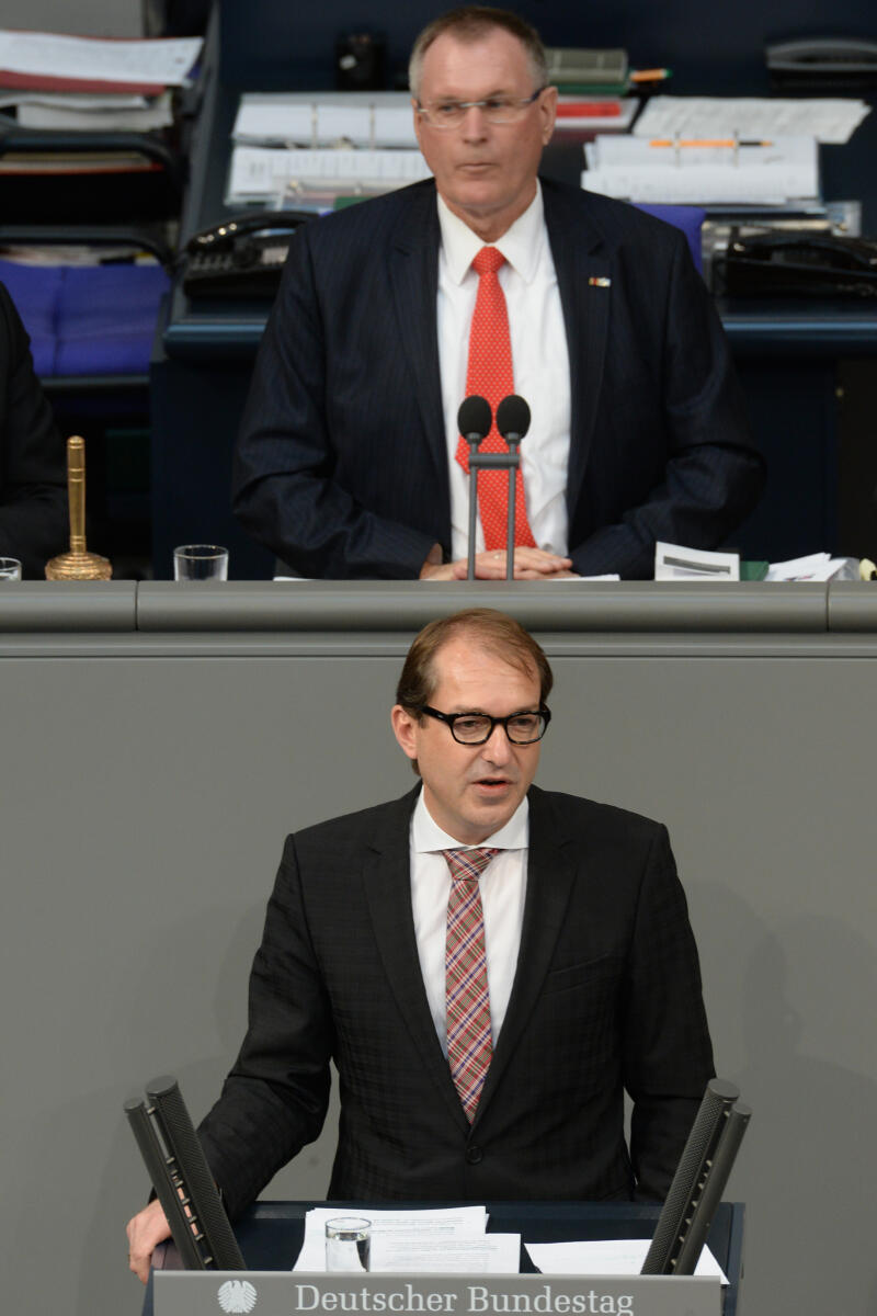 Dobrindt, Alexander; Singhammer, Johannes Alexander Dobrindt, BMin., CDU/CSU, Bundestagsabgeordneter, Abgeordneter, Mitglied Deutscher Bundestag, MdB, Rede, 60. Sitzung, Top 4, Thema: Digitale Agenda 2014 bis 2017, Vorsitz: Bundestagsvizepräsident Johannes Singhammer, CDU/CSU.; Rednerpult.