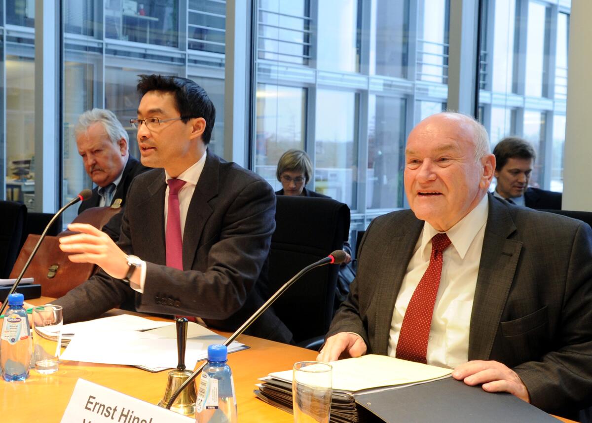 Philipp Rösler, (li), FDP, Bundesminister für Wirtschaft und Technologie, ist zu Gast im Ausschuss des Deutschen Bundestages für Wirtschaft und Technologie. Die Sitzung wird vom Vorsitzenden des Ausschusses, Ernst Hinsken, (re), CDU/CSU, geleitet. Hinsken, Ernst; Rösler, Philipp Philipp Rösler, (li), FDP, Bundesminister für Wirtschaft und Technologie, ist zu Gast im Ausschuss des Deutschen Bundestages für Wirtschaft und Technologie. Die Sitzung wird vom Vorsitzenden des Ausschusses, Ernst Hinsken, (re), CDU/CSU, geleitet.