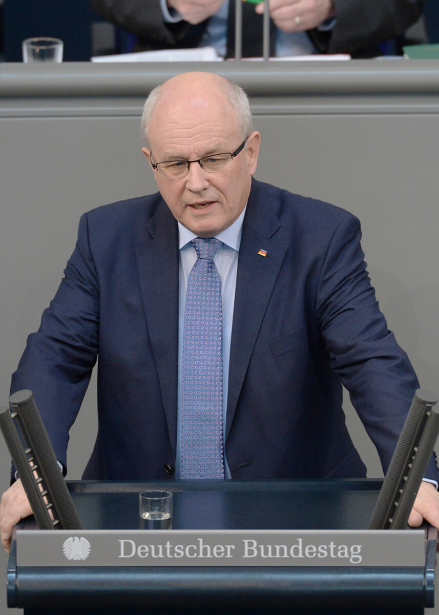 Volker Kauder, CDU/CSU, Bundestagsabgeordneter, Abgeordneter, Mitglied Deutscher Bundestag, MdB, Rede, 94. Sitzung, Top 4, Thema: Regierungserklärung zum Europäischen Rat, Redner 5.; Rednerpult. Kauder, Volker Volker Kauder, CDU/CSU, Bundestagsabgeordneter, Abgeordneter, Mitglied Deutscher Bundestag, MdB, Rede, 94. Sitzung, Top 4, Thema: Regierungserklärung zum Europäischen Rat, Redner 5.; Rednerpult.