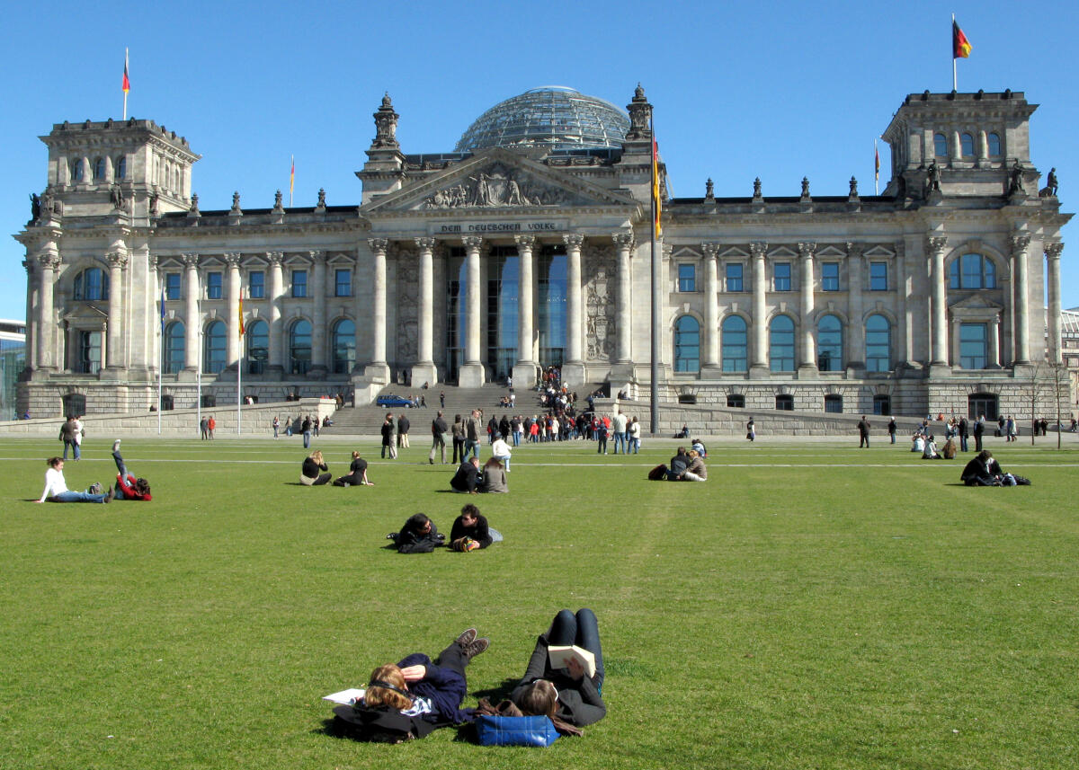 Der Reichstag ist ein interessantes Ziel für Berlinbesucher. Der Reichstag ist ein interessantes Ziel für Berlinbesucher.