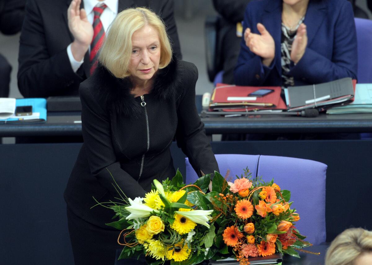 Bundestagspräsident Prof. Dr. Norbert Lammert, CDU/CSU, vereidigt die neue Bundesministerin für Bildung und Forschung, Prof. Dr. Johanna Wanka, CDU/CSU. Nach der Eidesleistung nimmt die Ministerin ihren Platz auf der Regierungsbank ein.; Eidesleistung, Vereidigung, Eid leisten, Ministerin, Blumen. Wanka, Johanna Bundestagspräsident Prof. Dr. Norbert Lammert, CDU/CSU, vereidigt die neue Bundesministerin für Bildung und Forschung, Prof. Dr. Johanna Wanka, CDU/CSU. Nach der Eidesleistung nimmt die Ministerin ihren Platz auf der Regierungsbank ein.; Eidesleistung, Vereidigung, Eid leisten, Ministerin, Blumen.