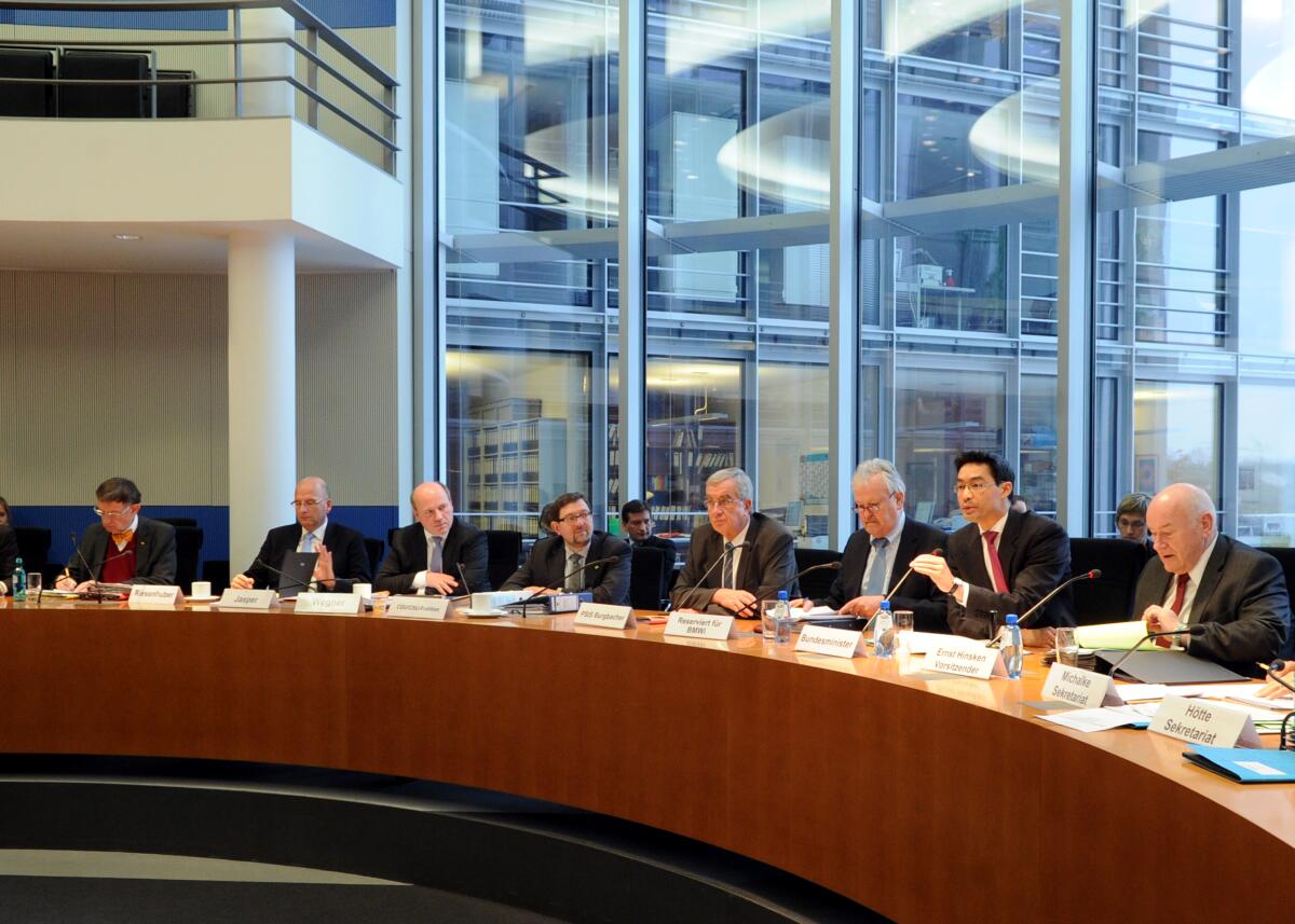 Philipp Rösler, (2.v.re), FDP, Bundesminister für Wirtschaft und Technologie, ist zu Gast im Ausschuss des Deutschen Bundestages für Wirtschaft und Technologie. Die Sitzung wird vom Vorsitzenden des Ausschusses, Ernst Hinsken, (re), CDU/CSU, geleitet.; Übersicht. Hinsken, Ernst; Rösler, Philipp Philipp Rösler, (2.v.re), FDP, Bundesminister für Wirtschaft und Technologie, ist zu Gast im Ausschuss des Deutschen Bundestages für Wirtschaft und Technologie. Die Sitzung wird vom Vorsitzenden des Ausschusses, Ernst Hinsken, (re), CDU/CSU, geleitet.; Übersicht.