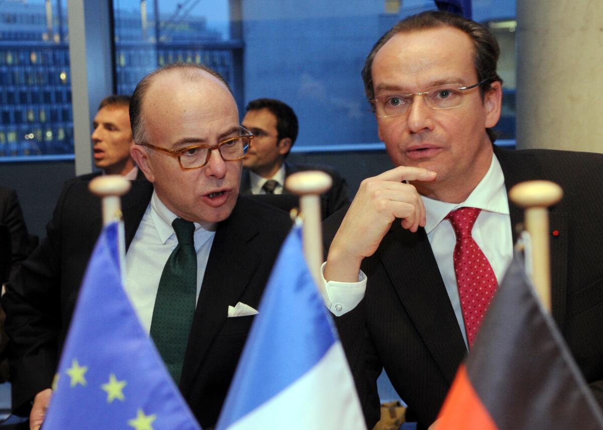 Bernard Cazeneuve, (li), StMin., ist zu Gast im Ausschuss des Deutschen Bundestages für die Angelegenheiten der Europäischen Union. Gunther Krichbaum, (re), CDU/CSU, Vorsitzender des Ausschusses, leitet die Sitzung.; Fahnen, Geste, Gestik. Krichbaum, Gunther; Cazeneuve, Bernard Bernard Cazeneuve, (li), StMin., ist zu Gast im Ausschuss des Deutschen Bundestages für die Angelegenheiten der Europäischen Union. Gunther Krichbaum, (re), CDU/CSU, Vorsitzender des Ausschusses, leitet die Sitzung.; Fahnen, Geste, Gestik.