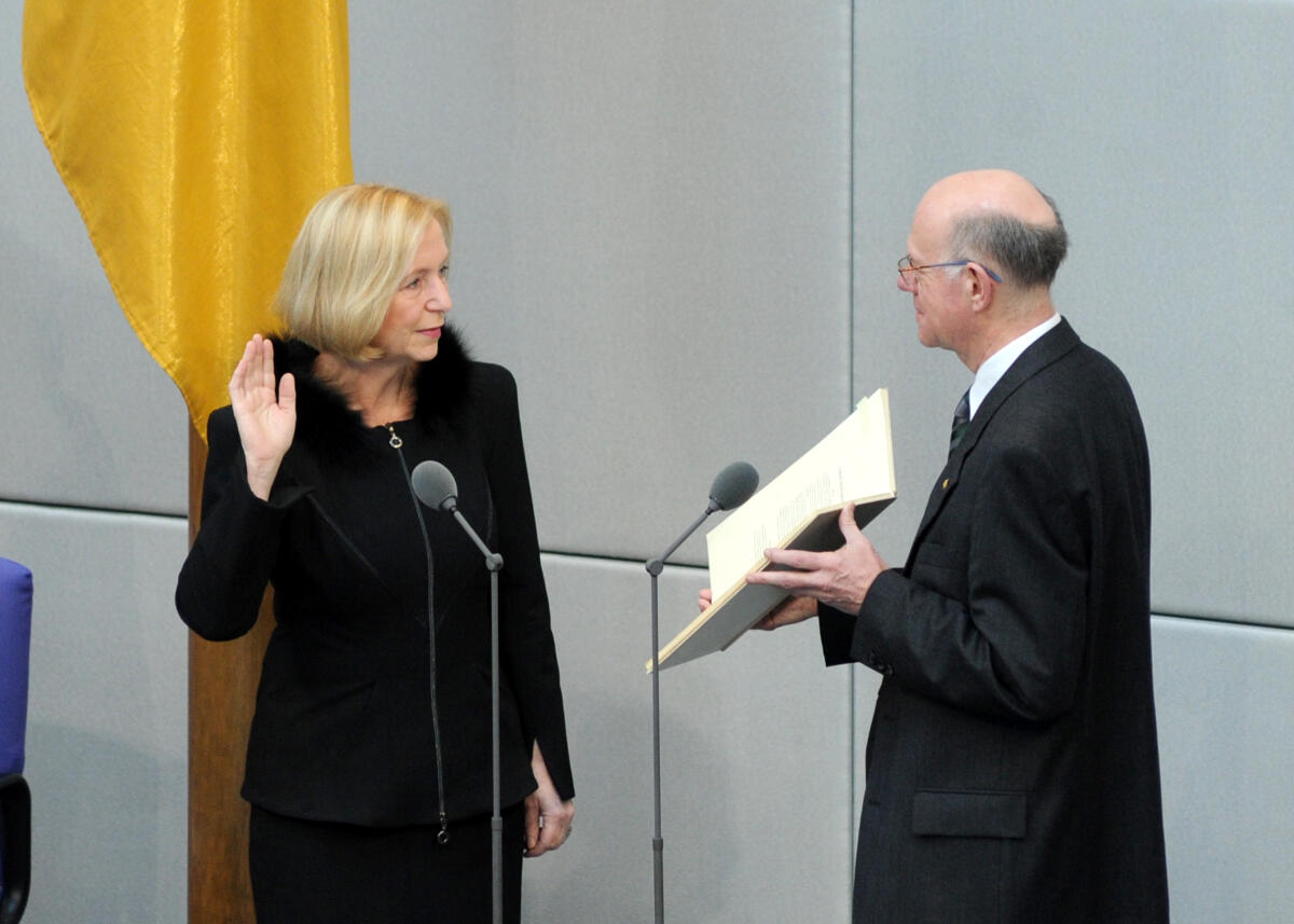 Neue Bundesministerin für Bildung und Forschung, Johanna Wanka, (li), CDU/CSU, wird vereidigt. Bundestagspräsident Prof. Dr. Norbert Lammert, (re), CDU/CSU, nimmt den Eid ab.; Eid Vereidigung Lammert, Norbert; Wanka, Johanna Neue Bundesministerin für Bildung und Forschung, Johanna Wanka, (li), CDU/CSU, wird vereidigt. Bundestagspräsident Prof. Dr. Norbert Lammert, (re), CDU/CSU, nimmt den Eid ab.; Eid Vereidigung