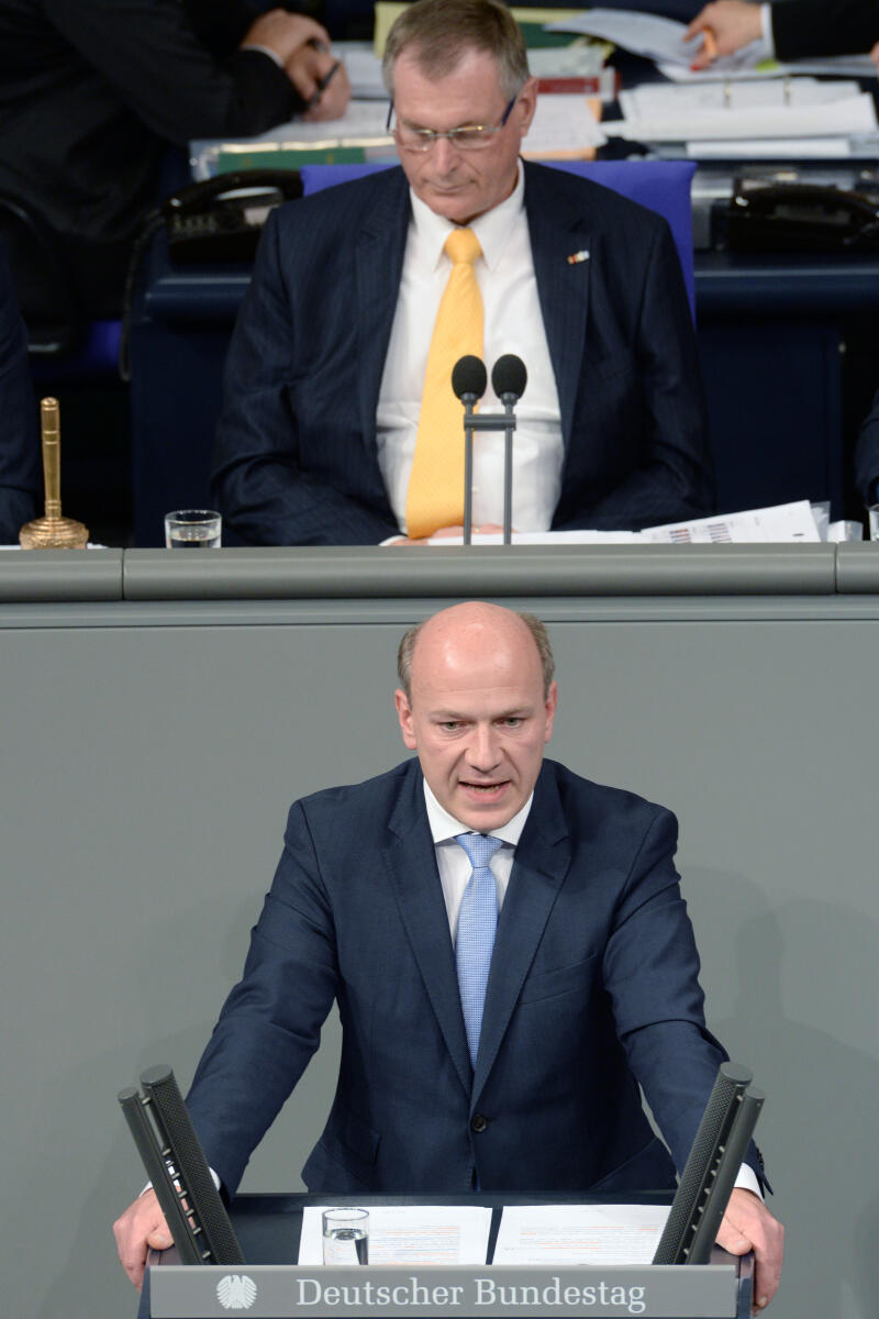 Wegner, Kai; Singhammer, Johannes Kai Wegner, CDU/CSU, Bundestagsabgeordneter, Abgeordneter, Mitglied Deutscher Bundestag, MdB, Rede, 63. Sitzung, Top 10, Thema: Flüchtlingsunterbringung, Vorsitz: Bundestagsvizepräsident Johannes Singhammer, CDU/CSU.; Rednerpult.