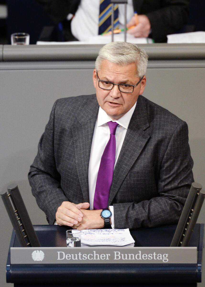 Hubert Hüppe, CDU/CSU, Bundestagsabgeordneter, Abgeordneter, Mitglied Deutscher Bundestag, MdB, Rede, 66. Sitzung, Top 3, Thema: Sterbebegleitung, Redner 17.; Rednerpult. Hüppe, Hubert Hubert Hüppe, CDU/CSU, Bundestagsabgeordneter, Abgeordneter, Mitglied Deutscher Bundestag, MdB, Rede, 66. Sitzung, Top 3, Thema: Sterbebegleitung, Redner 17.; Rednerpult.