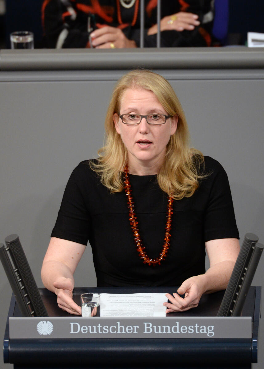 Lisa Paus, Bündnis 90/Die Grünen, Bundestagsabgeordnete, Abgeordnete, Mitglied Deutscher Bundestag, MdB, Rede, 66. Sitzung, Top 3, Thema: Sterbebegleitung, Redner 20.; Rednerpult. Paus, Lisa Lisa Paus, Bündnis 90/Die Grünen, Bundestagsabgeordnete, Abgeordnete, Mitglied Deutscher Bundestag, MdB, Rede, 66. Sitzung, Top 3, Thema: Sterbebegleitung, Redner 20.; Rednerpult.