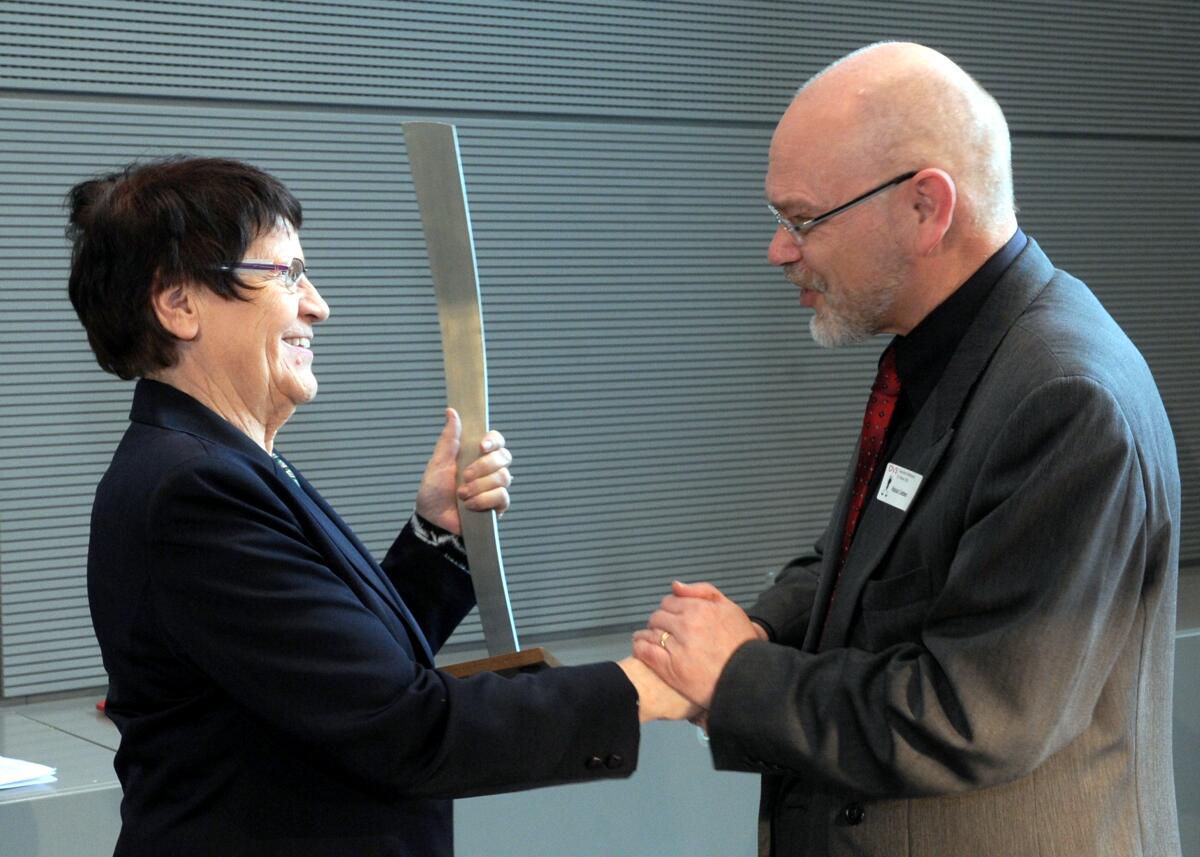 Der Bundesverband ehrenamtlicher Richterinnen und Richter e. V. (DSV), verleiht den Deutschen Schöffenpreis 2013 an Prof. Dr. Rita Süssmuth. Bundestagspräsident Prof. Dr. Norbert Lammert, CDU/CSU, hält die Laudatio, der Vorsitzende des Verbandes, Hasso Lieber, (hier im Bild), überreicht den Preis an die diesjährige Preisträgerin. Süssmuth, Rita; Lieber, Hasso Der Bundesverband ehrenamtlicher Richterinnen und Richter e. V. (DSV), verleiht den Deutschen Schöffenpreis 2013 an Prof. Dr. Rita Süssmuth. Bundestagspräsident Prof. Dr. Norbert Lammert, CDU/CSU, hält die Laudatio, der Vorsitzende des Verbandes, Hasso Lieber, (hier im Bild), überreicht den Preis an die diesjährige Preisträgerin.