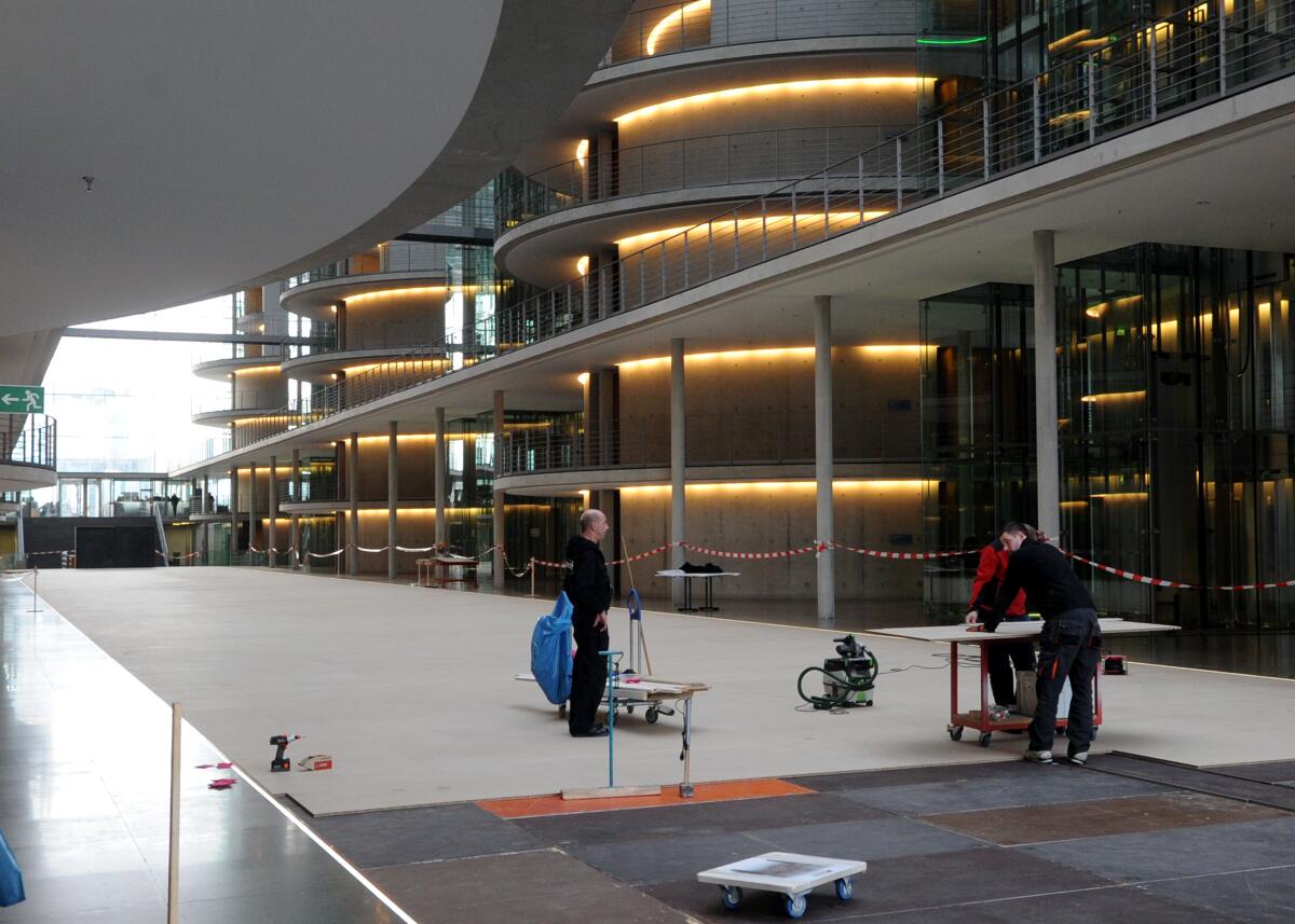  Aus Anlass des "50. Jahrestages der Unterzeichnung des Élysée-Vertrages" wird die Halle des Paul-Löbe-Hauses für den 22. Januar 2013 umgebaut, sodass alle Abgeordneten der französischen Nationalversammlung und des Deutschen Bundestages einen Sitzplatz finden.; Bauarbeiten, Umbau, Jahrestag, Übersicht, Handwerker.