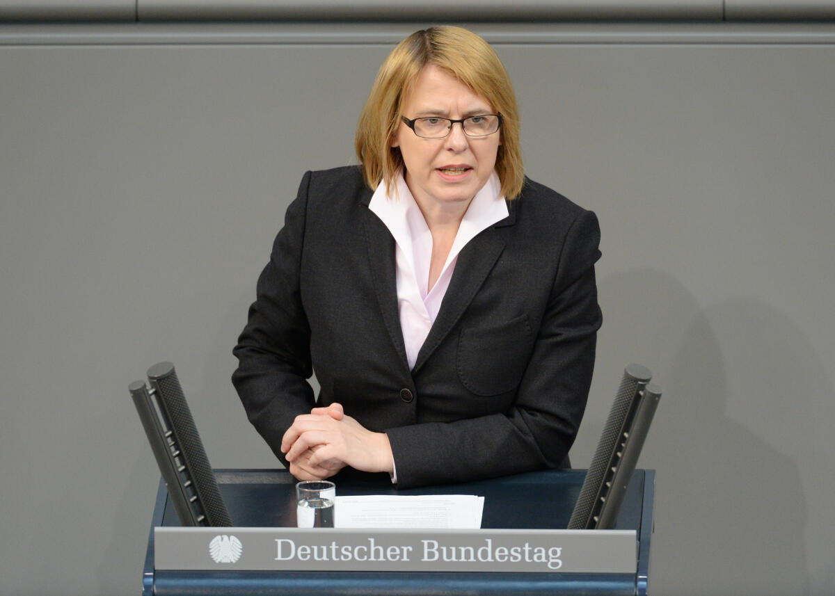 Bettina Kudla, CDU/CSU, Bundestagsabgeordnete, Abgeordnete, Mitglied Deutscher Bundestag, MdB, Rede, 63. Sitzung, Top 4, Thema: Regierungserklärung zur Einigung auf wirksamere Regeln zur Bekämpfung von Steuerflucht.; Rednerpult. Kudla, Bettina Bettina Kudla, CDU/CSU, Bundestagsabgeordnete, Abgeordnete, Mitglied Deutscher Bundestag, MdB, Rede, 63. Sitzung, Top 4, Thema: Regierungserklärung zur Einigung auf wirksamere Regeln zur Bekämpfung von Steuerflucht.; Rednerpult.