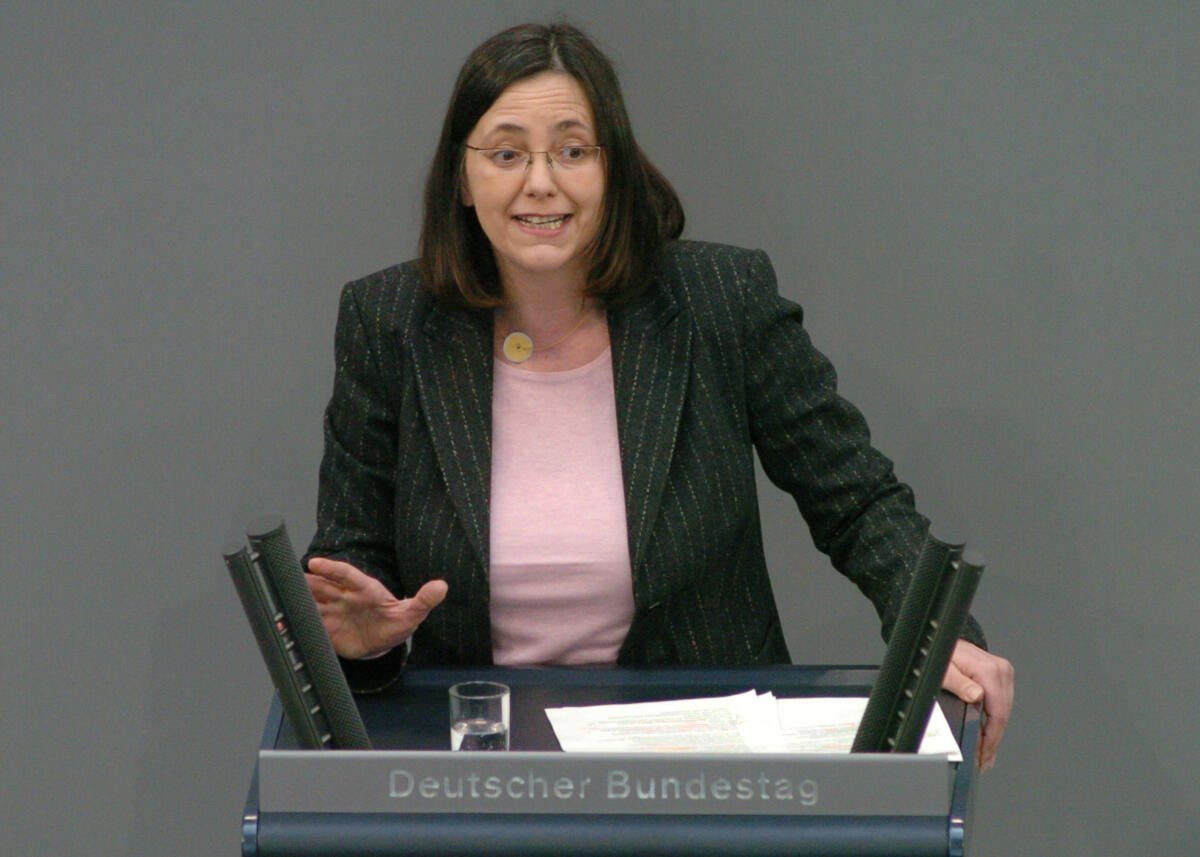 Kerstin Müller, Bündnis 90/Die Grünen, Bundestagsabgeordnete, Abgeordnete, Mitglied des Deutschen Bundestages, MdB, Rede, Deutscher Bundestag, 85. Sitzung, TOP 3, Thema: Schutz und Förderung von Frauen.; Rednerpult. Müller, Kerstin Kerstin Müller, Bündnis 90/Die Grünen, Bundestagsabgeordnete, Abgeordnete, Mitglied des Deutschen Bundestages, MdB, Rede, Deutscher Bundestag, 85. Sitzung, TOP 3, Thema: Schutz und Förderung von Frauen.; Rednerpult.