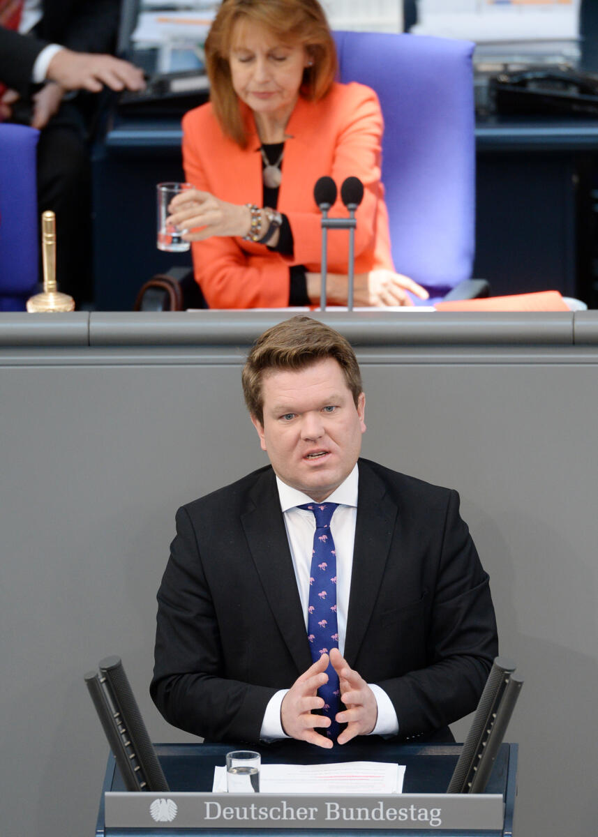 Post, Florian; Bulmahn, Edelgard Florian Post, SPD, Bundestagsabgeordneter, Abgeordneter, Mitglied Deutscher Bundestag, MdB, Rede, 94. Sitzung, Top 5, Thema: Rekommunalisierung der Energienetze, Vorsitz: Bundestagsvizepräsidentin Edelgard Bulmahn, SPD.; Rednerpult.