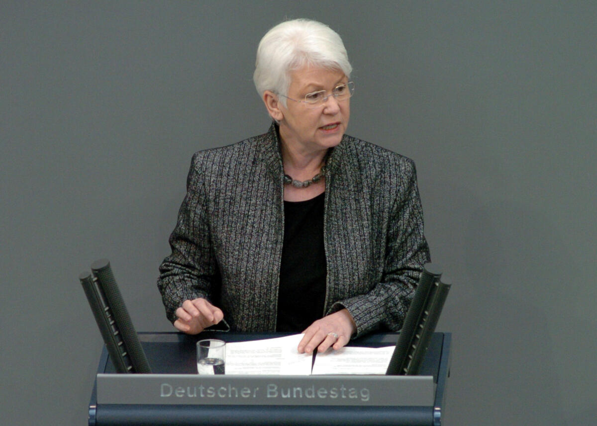 Christel Riemann-Hanewinckel, SPD, Bundestagsabgeordnete, Abgeordnete, Mitglied des Deutschen Bundestages, MdB, Rede, Deutscher Bundestag, 85. Sitzung, TOP 3, Thema: Schutz und Förderung von Frauen.; Rednerpult. Riemann-Hanewinckel, Christel Christel Riemann-Hanewinckel, SPD, Bundestagsabgeordnete, Abgeordnete, Mitglied des Deutschen Bundestages, MdB, Rede, Deutscher Bundestag, 85. Sitzung, TOP 3, Thema: Schutz und Förderung von Frauen.; Rednerpult.