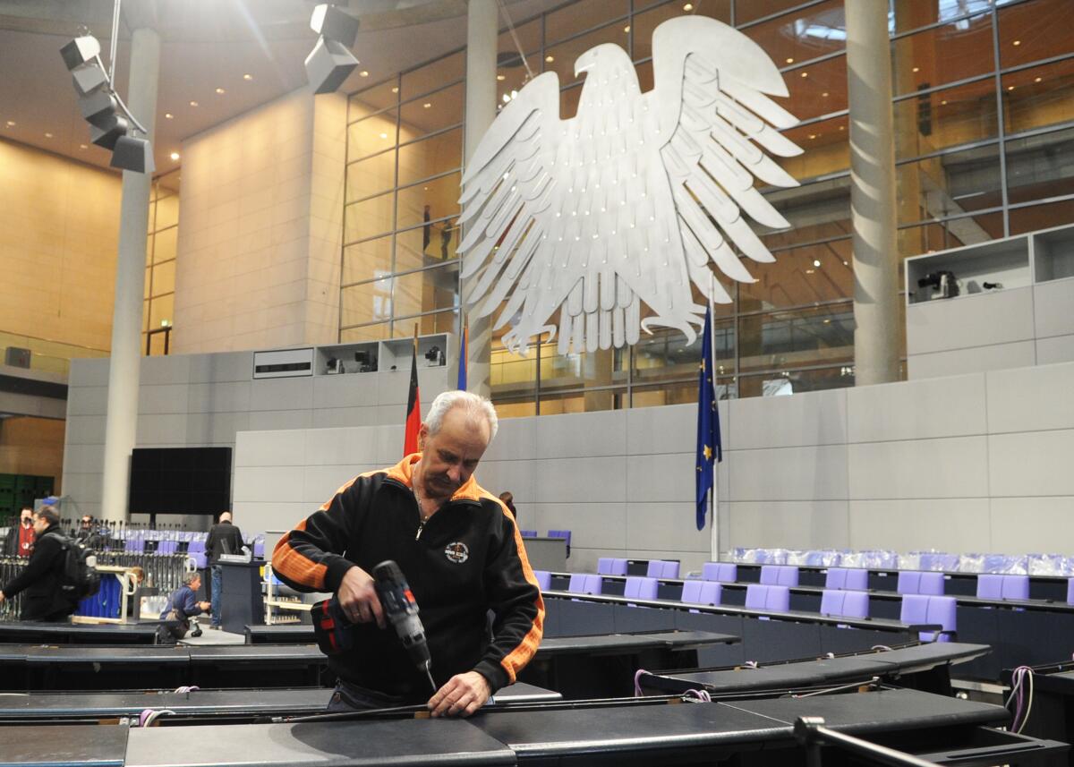  Aus Anlass des "50. Jahrestages der Unterzeichnung des Élysée-Vertrages" wird der Plenarsaal des Deutschen Bundestages im Reichstagsgebäude für den 22. Januar 2013 umgebaut, sodass alle Abgeordneten der französischen Nationalversammlung und des Deutschen Bundestages einen Sitzplatz finden.; Bauarbeiten, Umbau, Jahrestag, Handwerker, Bundesadler.