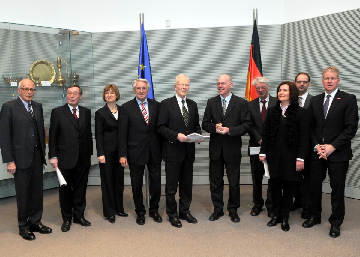 Bundestagspräsident Prof. Dr. Norbert Lammert, (5.v.re), CDU/CSU, erhält von den Mitgliedern der Unabhängigen Kommission zu Fragen des Abgeodnetenrechts den Abschlussbericht. Prof. Dr. Edzard Schmidt-Jortzig, (5.v.li), Vorsitzender der Kommission, übergibt dem Präsidenten ein Exemplar.; Gruppenfoto, Fahne, Fahnen. Lammert, Norbert; Schmidt-Jortzig, Edzard Bundestagspräsident Prof. Dr. Norbert Lammert, (5.v.re), CDU/CSU, erhält von den Mitgliedern der Unabhängigen Kommission zu Fragen des Abgeodnetenrechts den Abschlussbericht. Prof. Dr. Edzard Schmidt-Jortzig, (5.v.li), Vorsitzender der Kommission, übergibt dem Präsidenten ein Exemplar.; Gruppenfoto, Fahne, Fahnen.