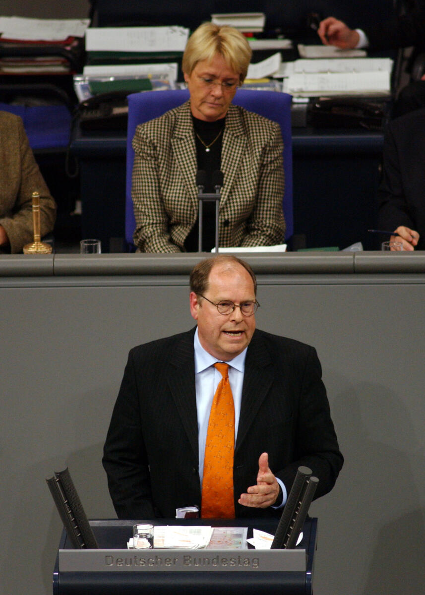 Hartwig Fischer, CDU/CSU, Bundestagsabgeordneter, Abgeordneter, Mitglied des Deutschen Bundestages, MdB, Rede, Deutscher Bundestag, 88. Sitzung, TOP 7, Thema: Humanitäre Katastrophe in Darfur. Vorsitz: Bundestagsvizepräsidentin Dr. h. c. Susanne Kastner, SPD.; Rednerpult. Fischer, Hartwig; Kastner, Susanne Hartwig Fischer, CDU/CSU, Bundestagsabgeordneter, Abgeordneter, Mitglied des Deutschen Bundestages, MdB, Rede, Deutscher Bundestag, 88. Sitzung, TOP 7, Thema: Humanitäre Katastrophe in Darfur. Vorsitz: Bundestagsvizepräsidentin Dr. h. c. Susanne Kastner, SPD.; Rednerpult.