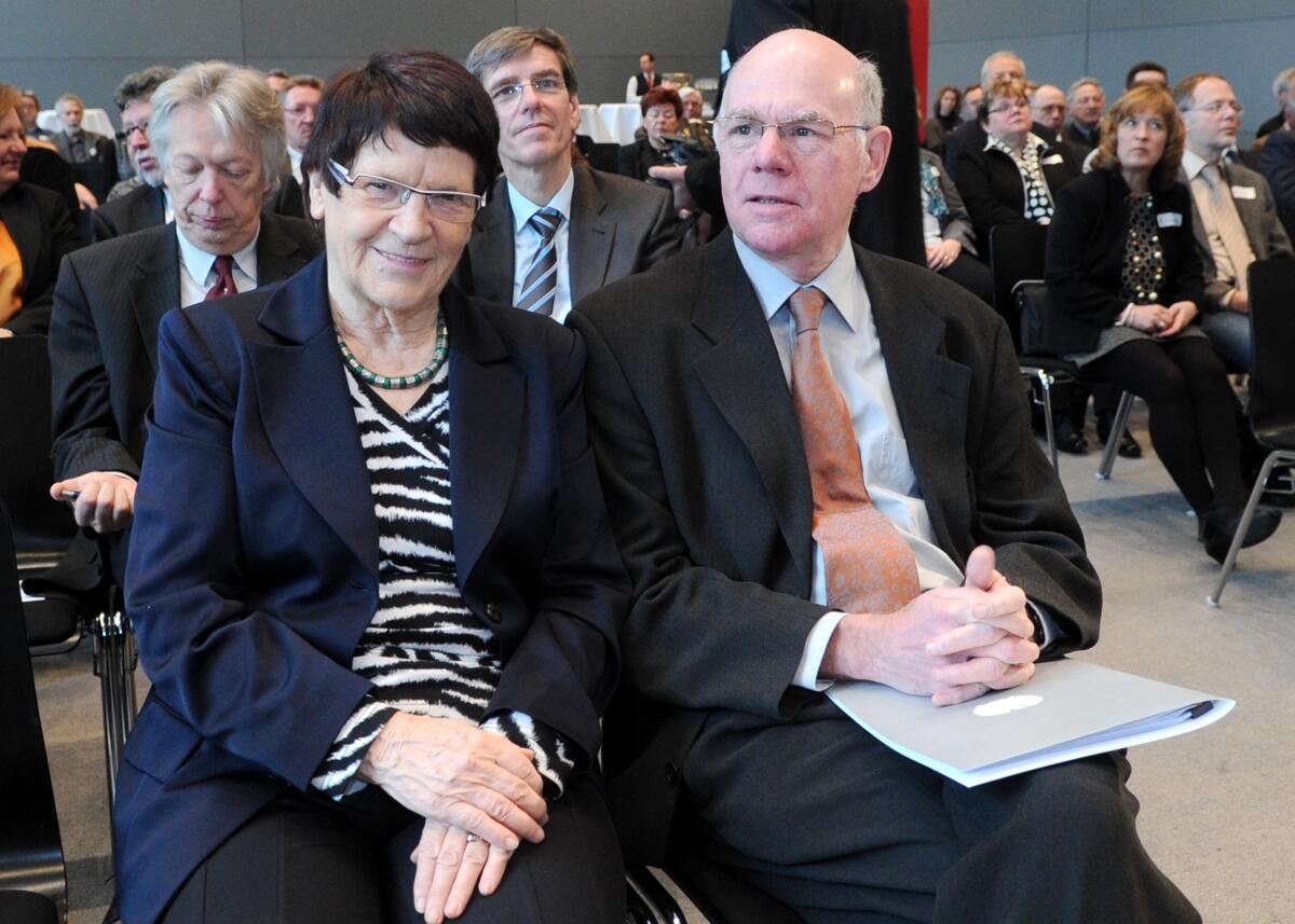 Lammert, Norbert; Süssmuth, Rita Der Bundesverband ehrenamtlicher Richterinnen und Richter e. V. (DSV), verleiht den Deutschen Schöffenpreis 2013 an Prof. Dr. Rita Süssmuth. Bundestagspräsident Prof. Dr. Norbert Lammert, (hier mit der Preisträgerin im Bild), CDU/CSU, hält die Laudatio.