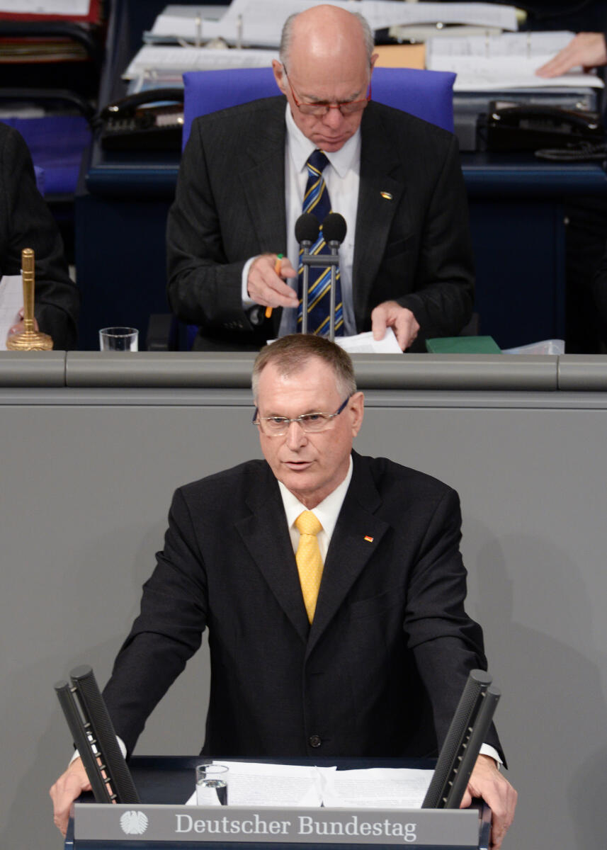 Singhammer, Johannes; Lammert, Norbert Johannes Singhammer, CDU/CSU, Bundestagsabgeordneter, Abgeordneter, Mitglied Deutscher Bundestag, MdB, Rede, 66. Sitzung, Top 3, Thema: Sterbebegleitung, Vorsitz: Bundestagspräsident  Prof. Dr. Norbert Lammert, CDU/CSU.; Rednerpult.