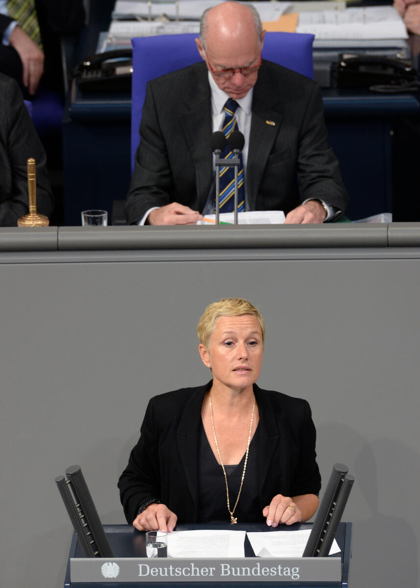 Elisabeth Scharfenberg, Bündnis 90/Die Grünen, Bundestagsabgeordnete, Abgeordnete, Mitglied Deutscher Bundestag, MdB, Rede, 66. Sitzung, Top 3, Thema: Sterbebegleitung, Vorsitz: Bundestagspräsident Prof. Dr. Norbert Lammert, CDU/CSU.; Rednerpult. Scharfenberg, Elisabeth; Lammert, Norbert Elisabeth Scharfenberg, Bündnis 90/Die Grünen, Bundestagsabgeordnete, Abgeordnete, Mitglied Deutscher Bundestag, MdB, Rede, 66. Sitzung, Top 3, Thema: Sterbebegleitung, Vorsitz: Bundestagspräsident Prof. Dr. Norbert Lammert, CDU/CSU.; Rednerpult.