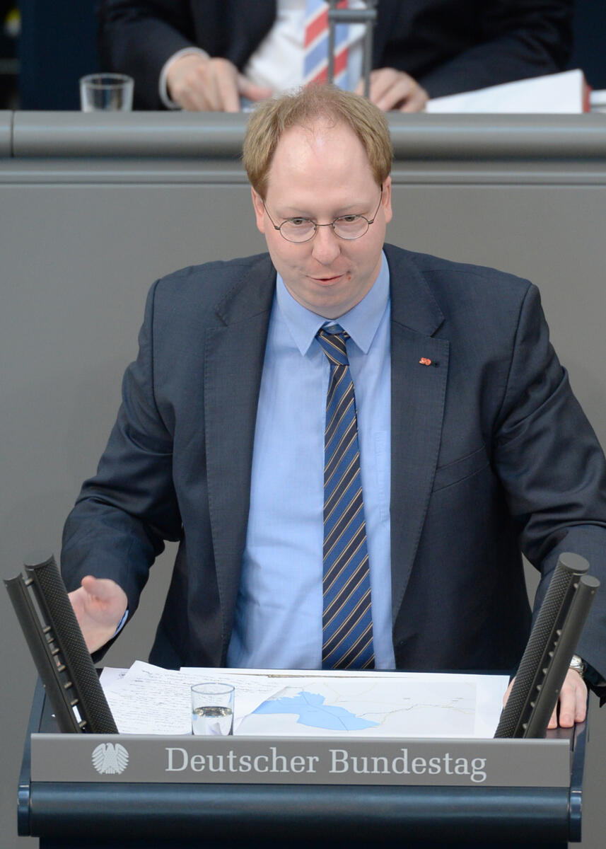 Matthias Ilgen, SPD, Bundestagsabgeordneter, Abgeordneter, Mitglied Deutscher Bundestag, MdB, Rede, 88. Sitzung, Top 4, Thema: UN-Nachhaltigkeitsziele, Redner 12.; Rednerpult. Ilgen, Matthias Matthias Ilgen, SPD, Bundestagsabgeordneter, Abgeordneter, Mitglied Deutscher Bundestag, MdB, Rede, 88. Sitzung, Top 4, Thema: UN-Nachhaltigkeitsziele, Redner 12.; Rednerpult.